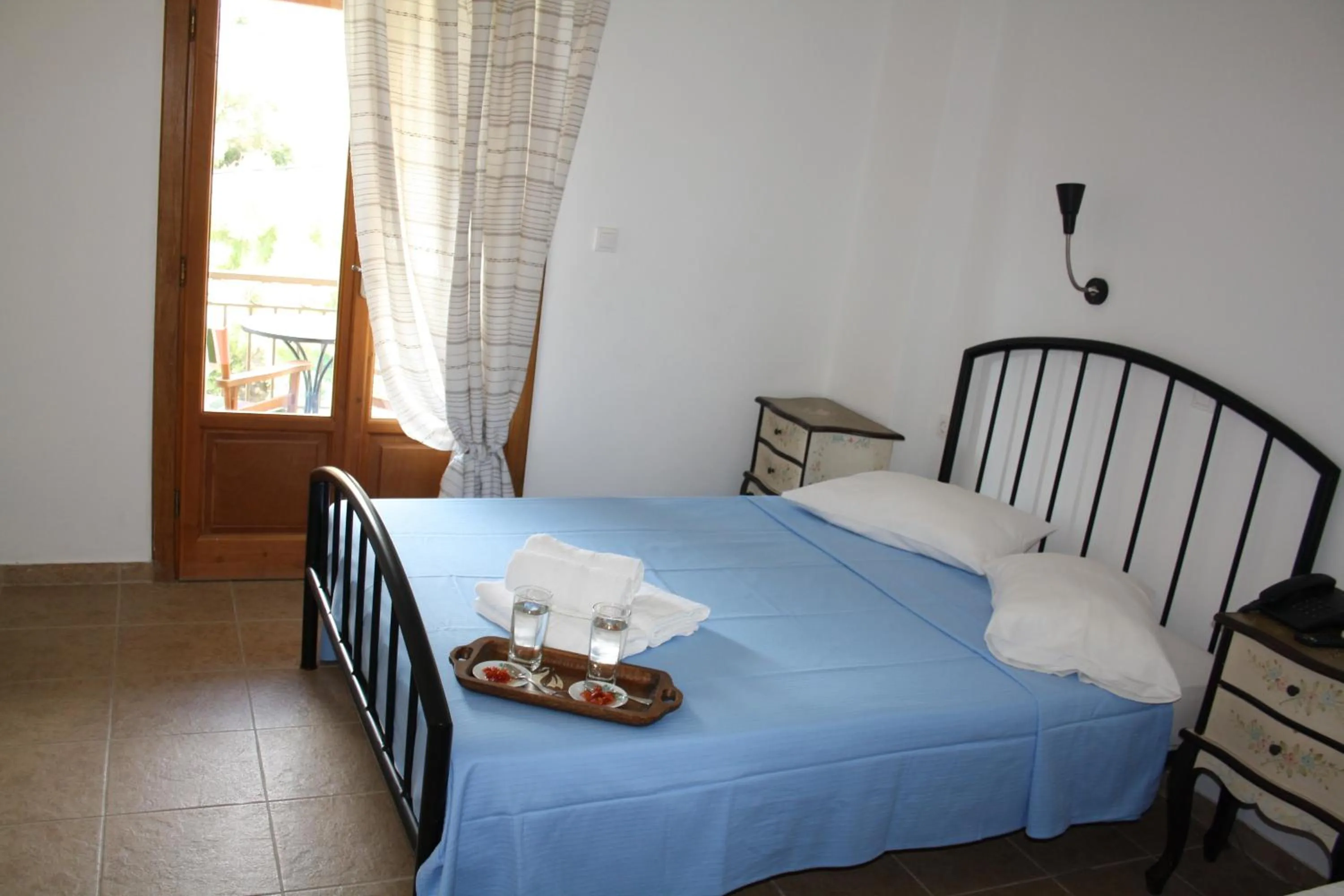 Photo of the whole room, Bed in Amorani Studios