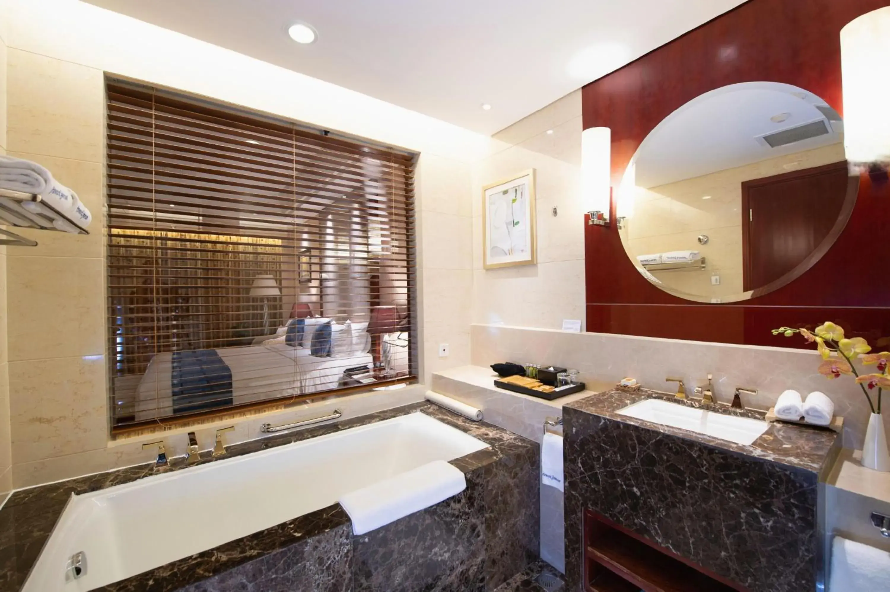 Family Suite with One King and One Twin Bed - Smoking in Howard Johnson Tropical Garden Plaza Kunming Family Suite with One King and One Twin Bed - Smoking in Howard Johnson Tropical Garden Plaza Kunming