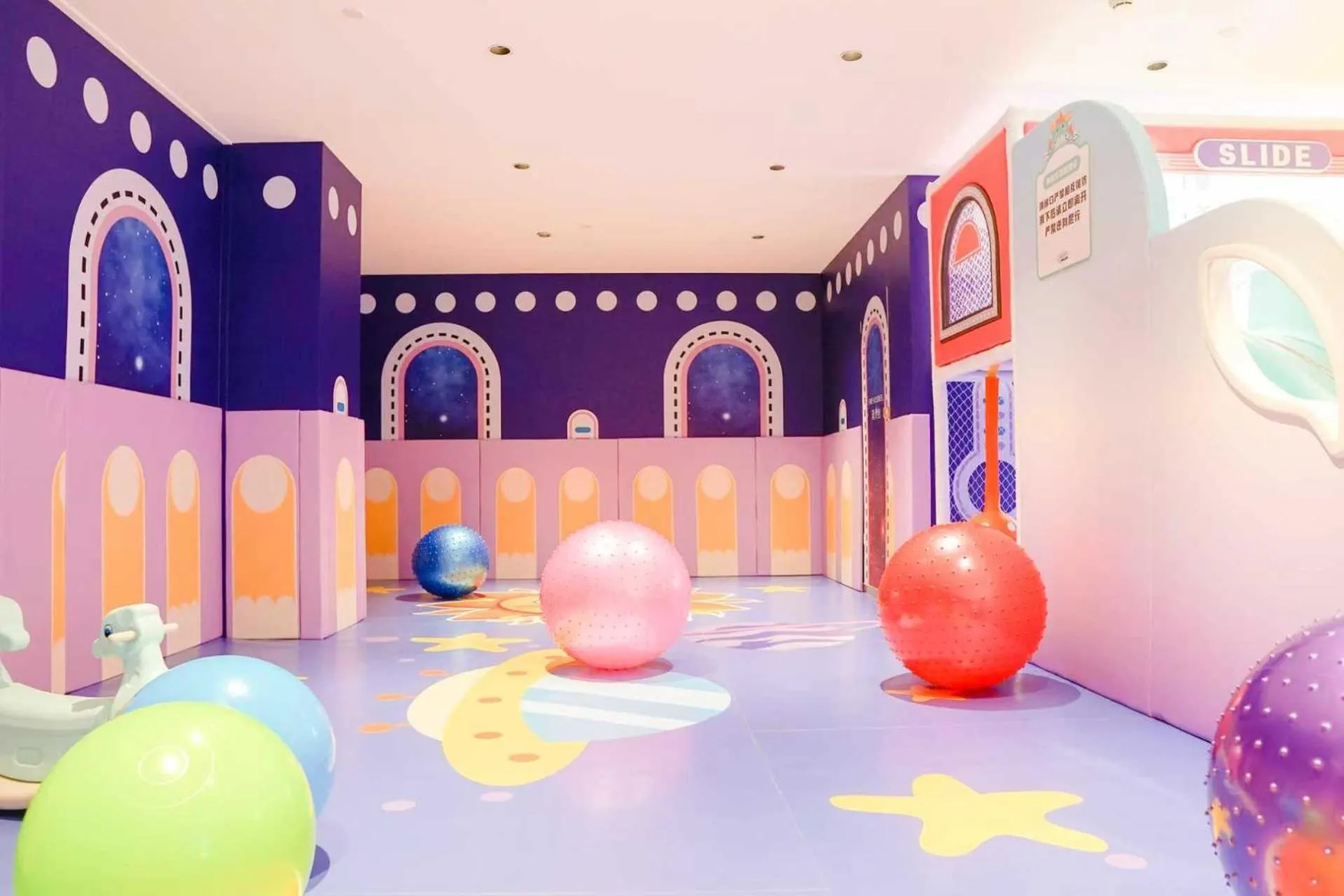 Children play ground in Howard Johnson Tropical Garden Plaza Kunming