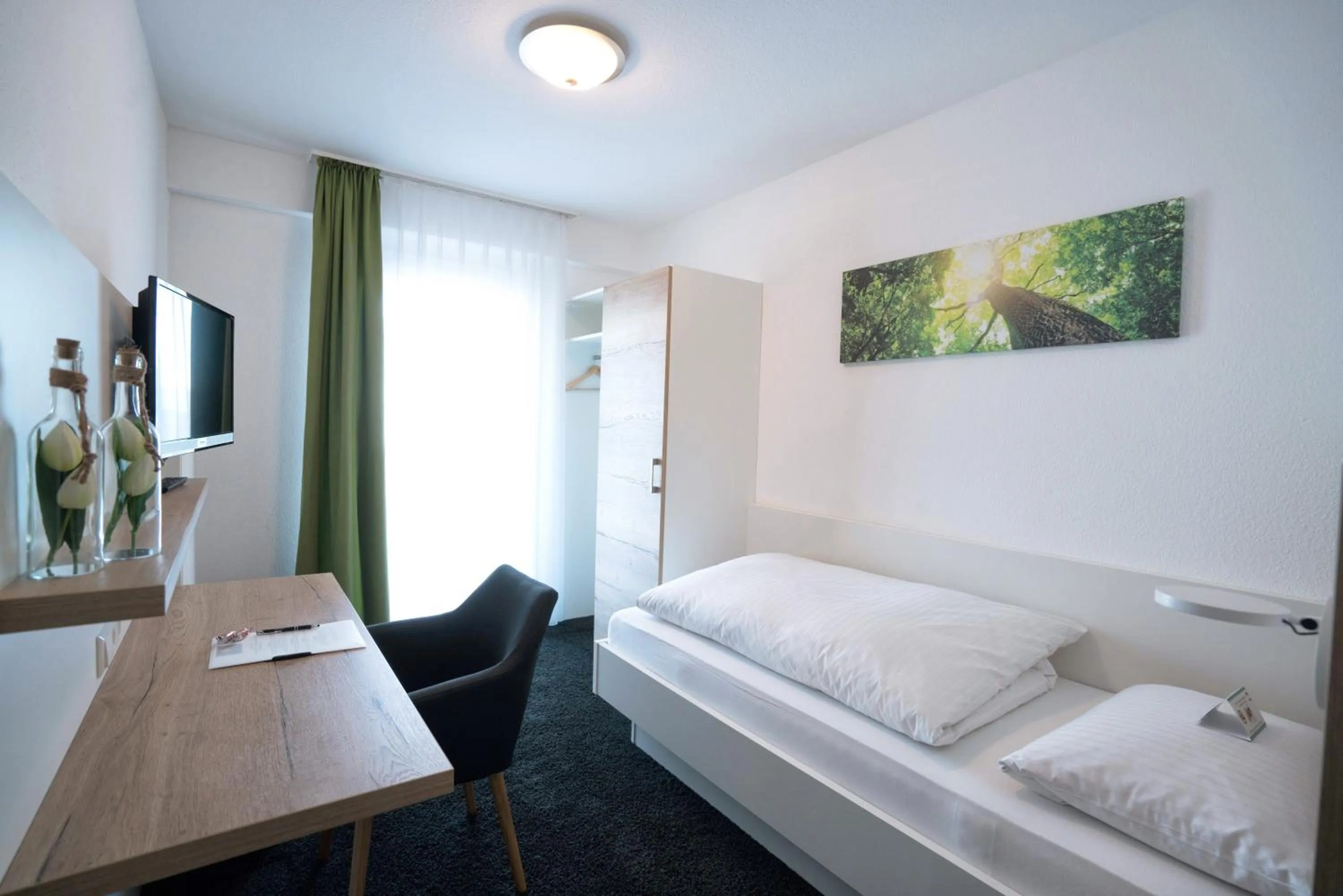 Bed in Hotel zur Sonne