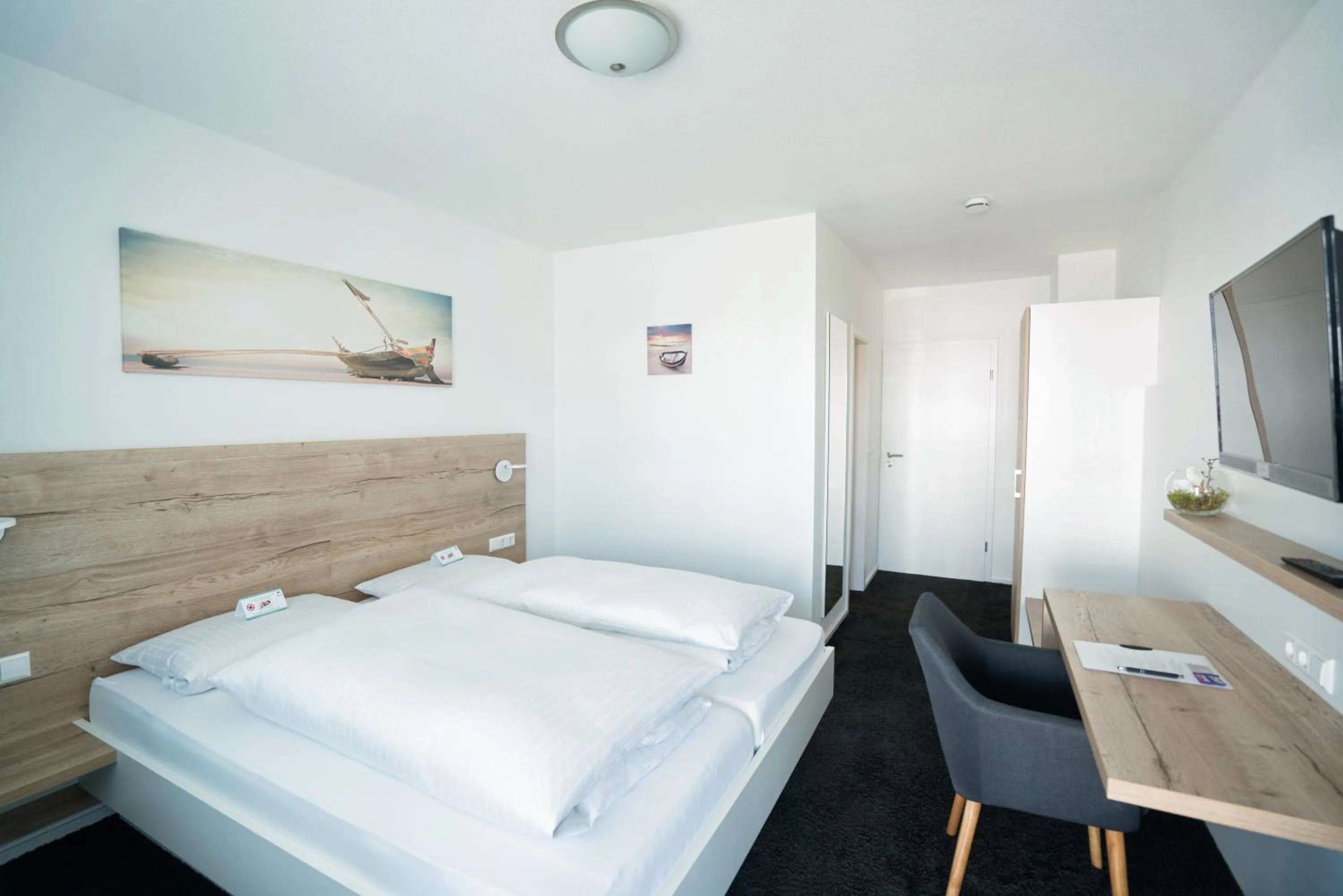 Photo of the whole room, Bed in Hotel zur Sonne