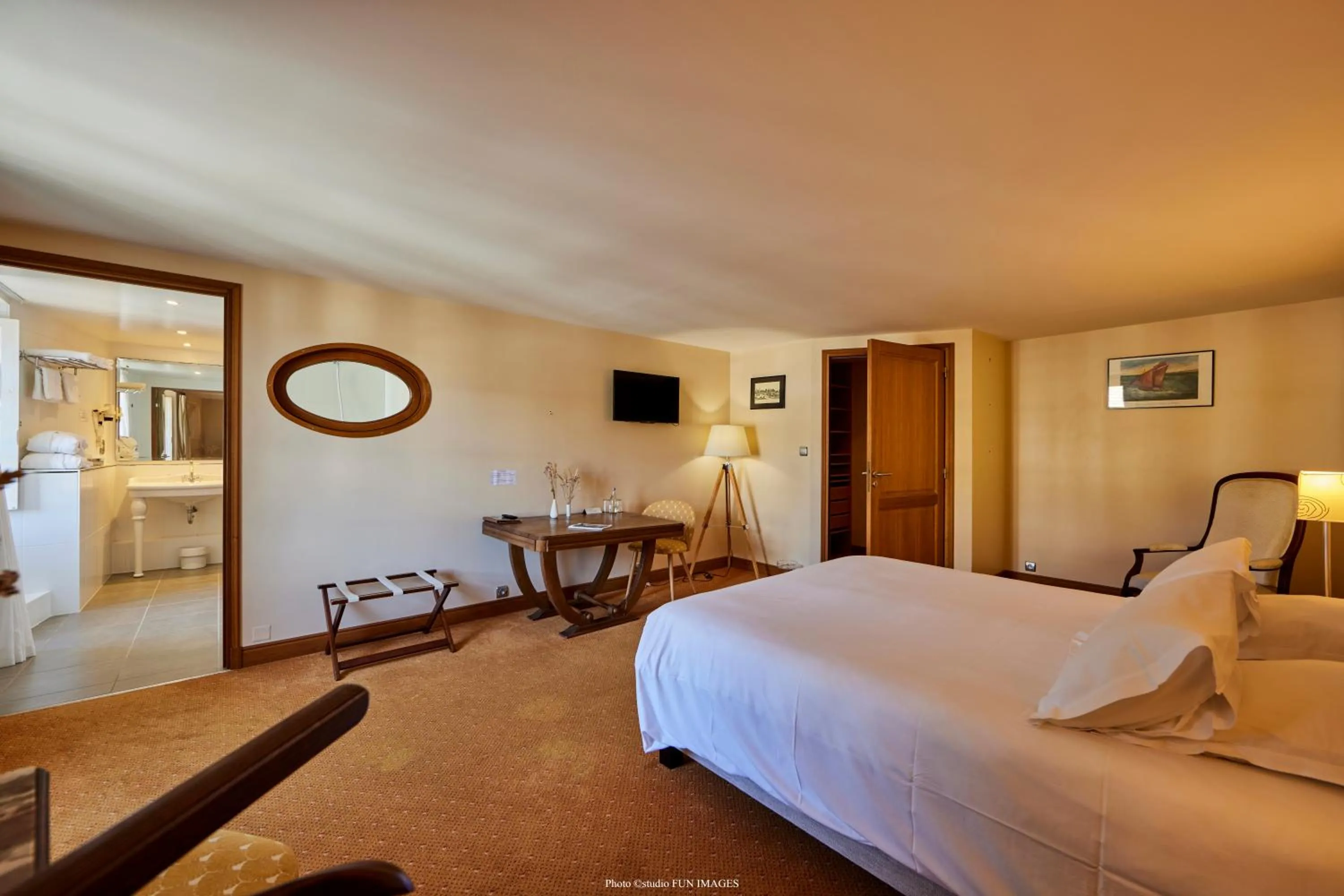 Bedroom, Bed in Auberge Bretonne