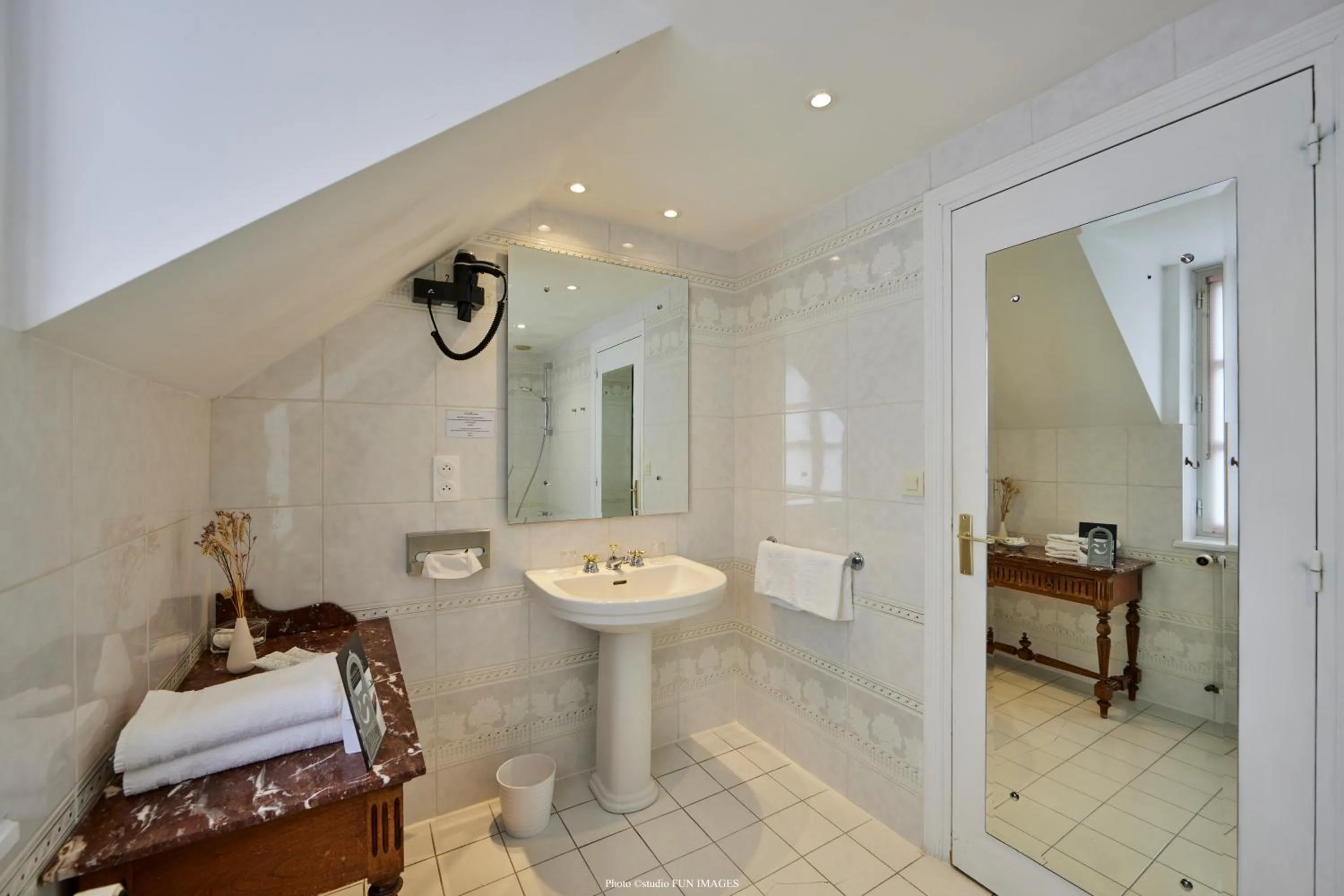 Bathroom in Auberge Bretonne