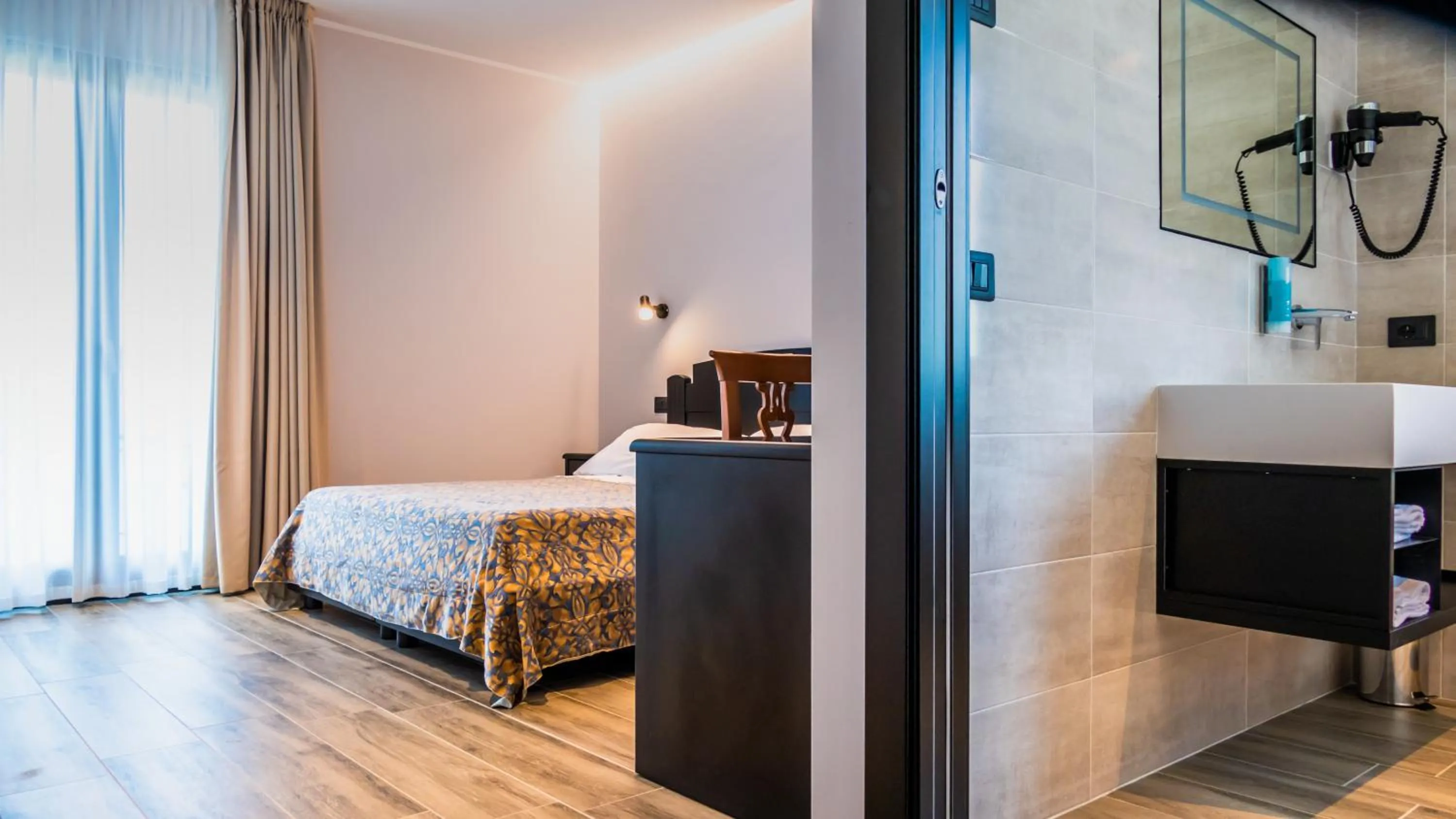Shower, Bed in Hotel Smeraldo