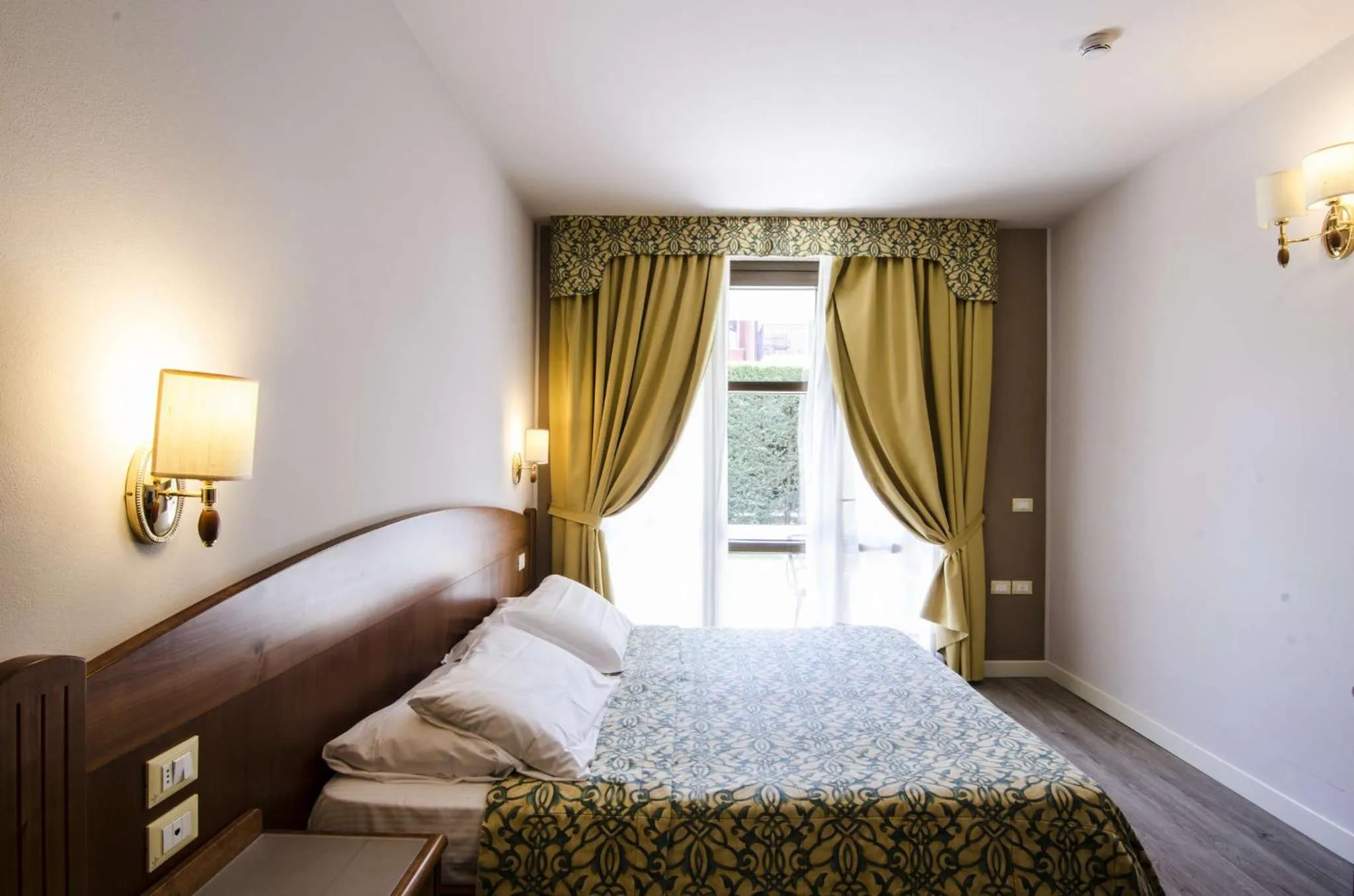 Patio, Bed in Hotel Smeraldo