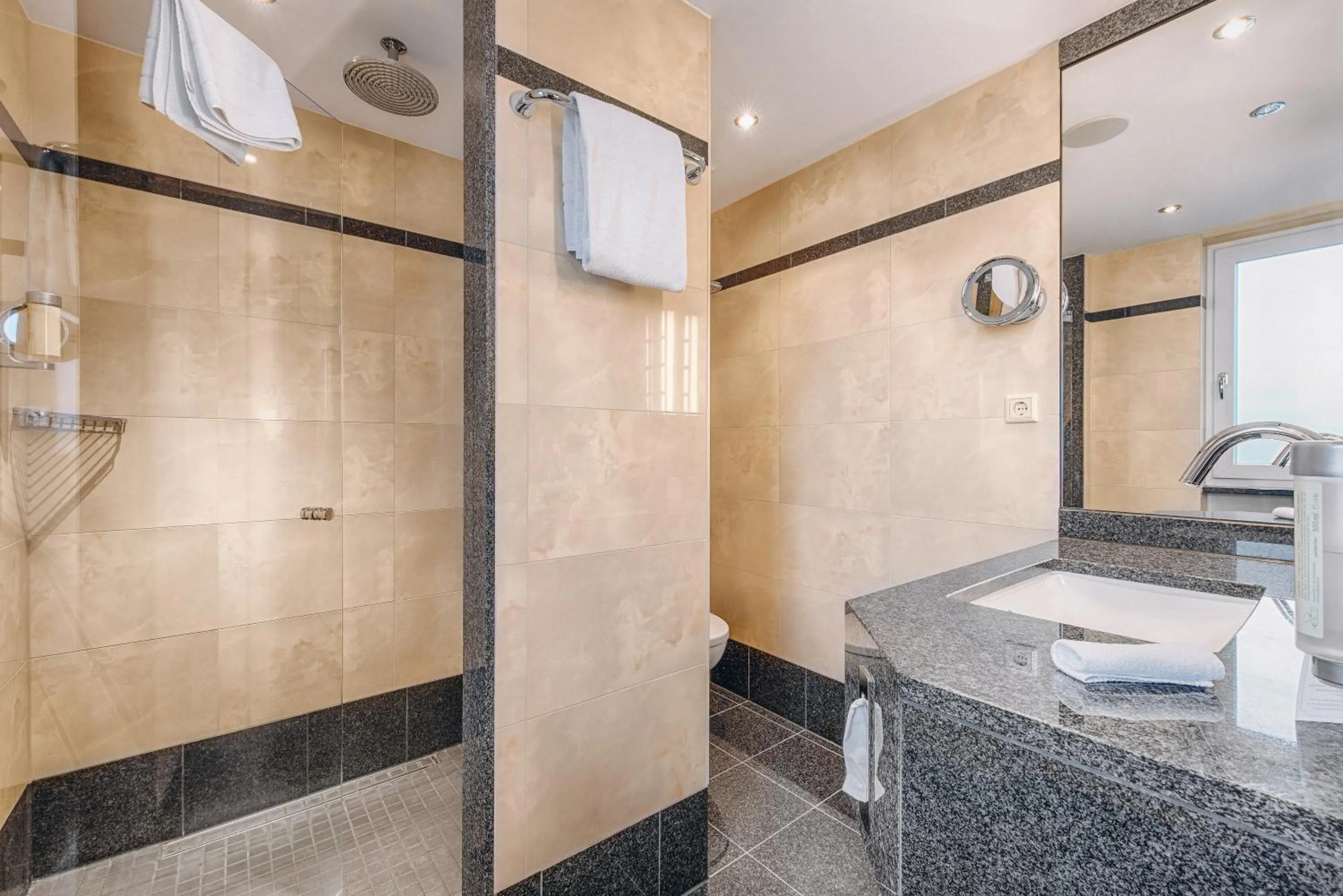 Toilet in Hotel Moosburger Hof