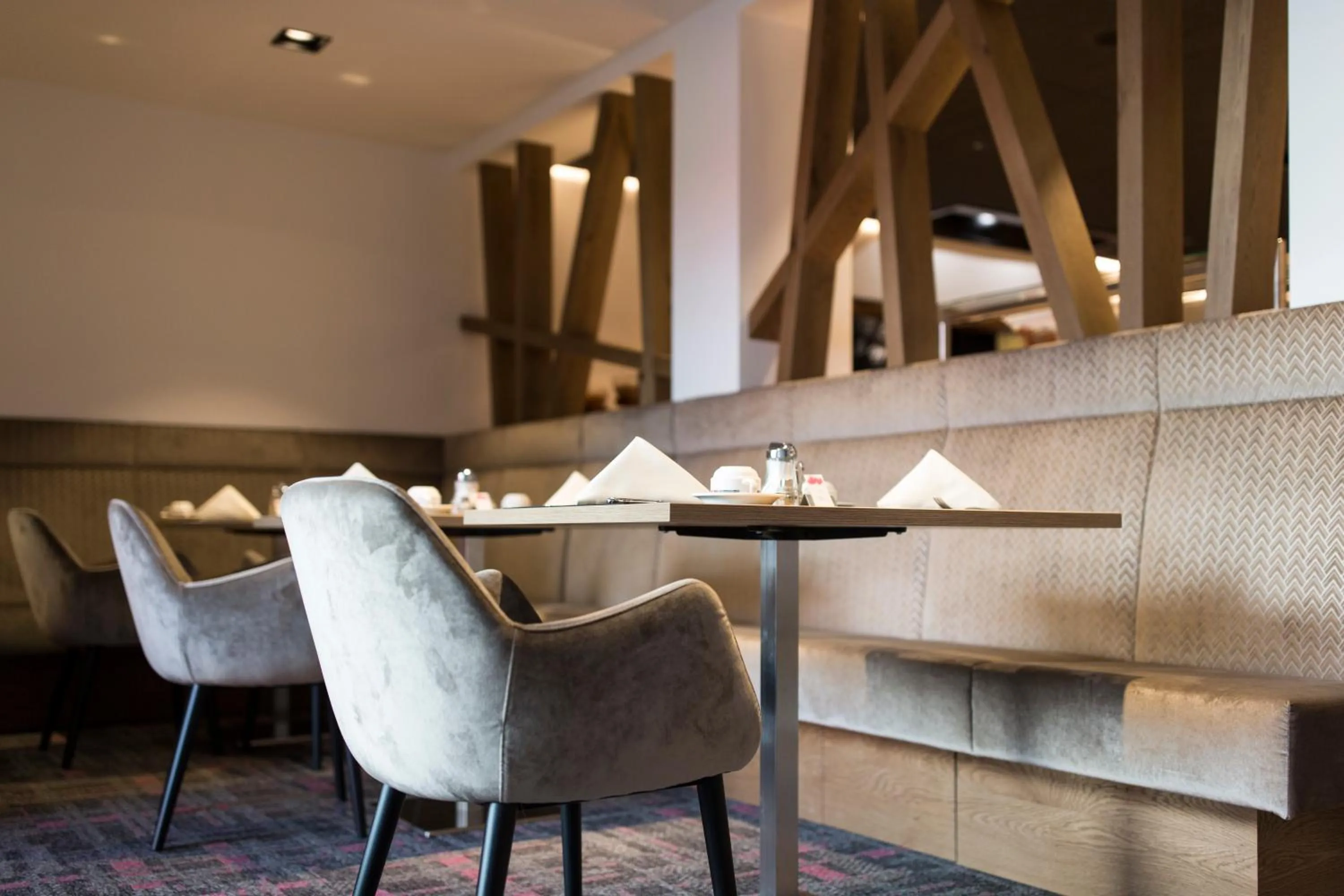 Restaurant/places to eat in stefan Hotel