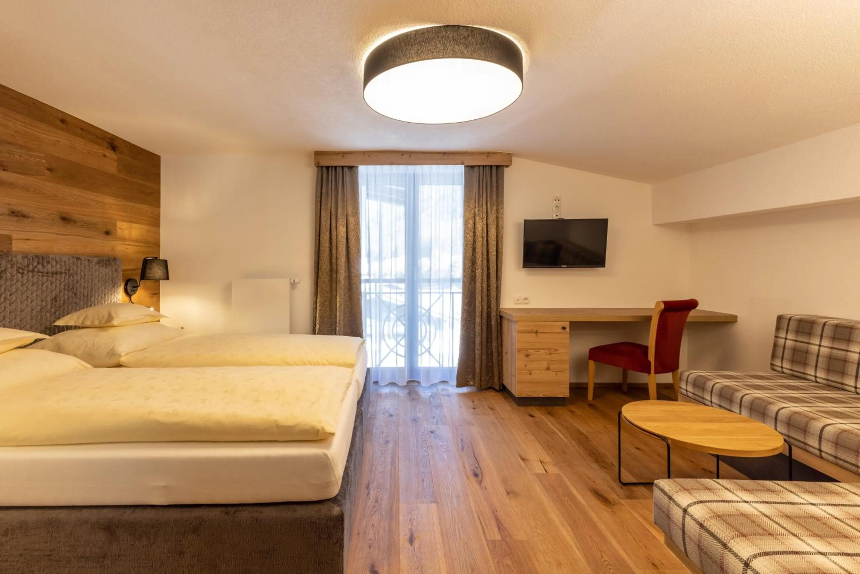 Photo of the whole room, Bed in stefan Hotel