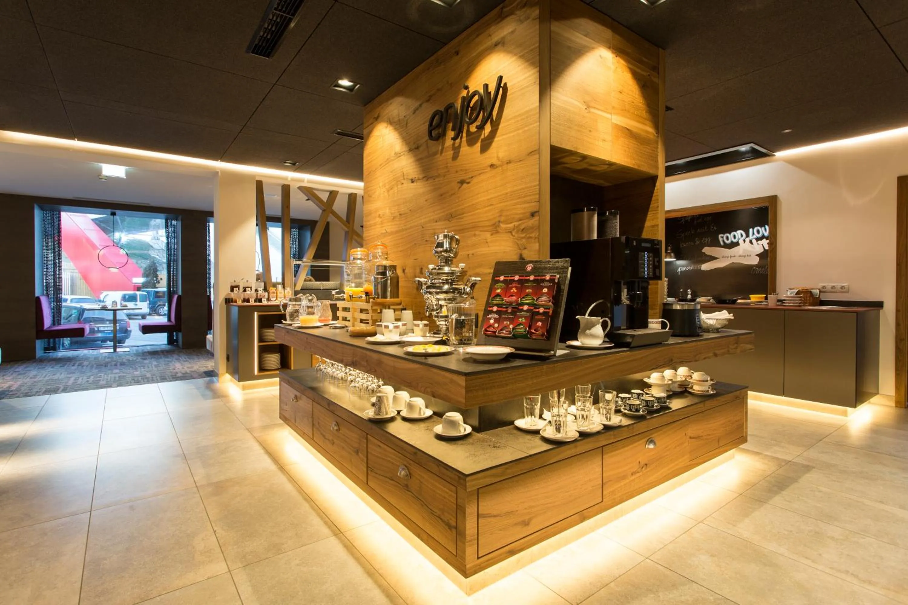 Restaurant/places to eat in stefan Hotel