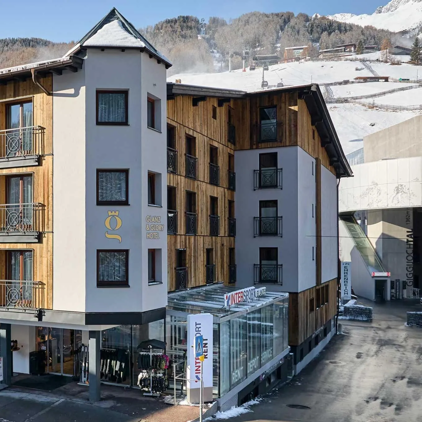 Property building in Glanz & Glory Hotel