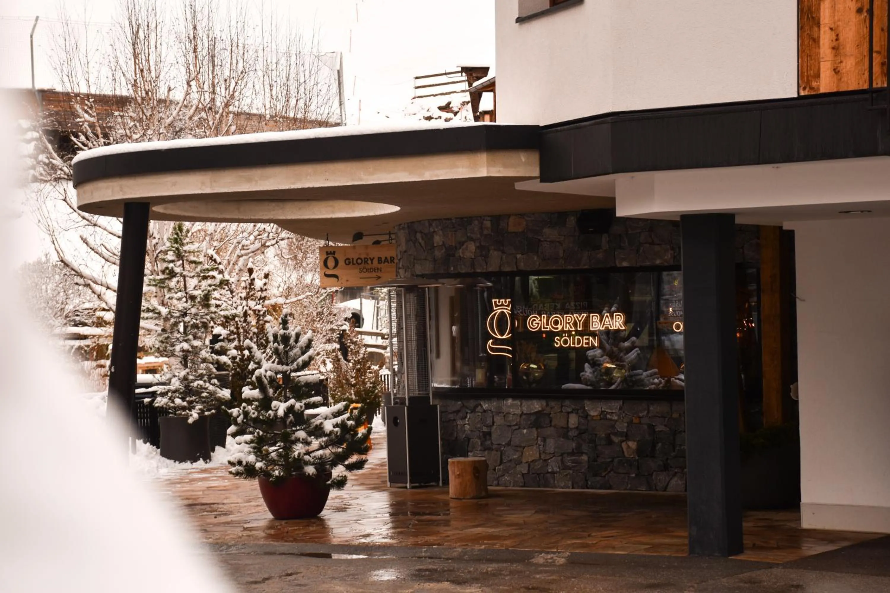 Property building in Glanz & Glory Hotel