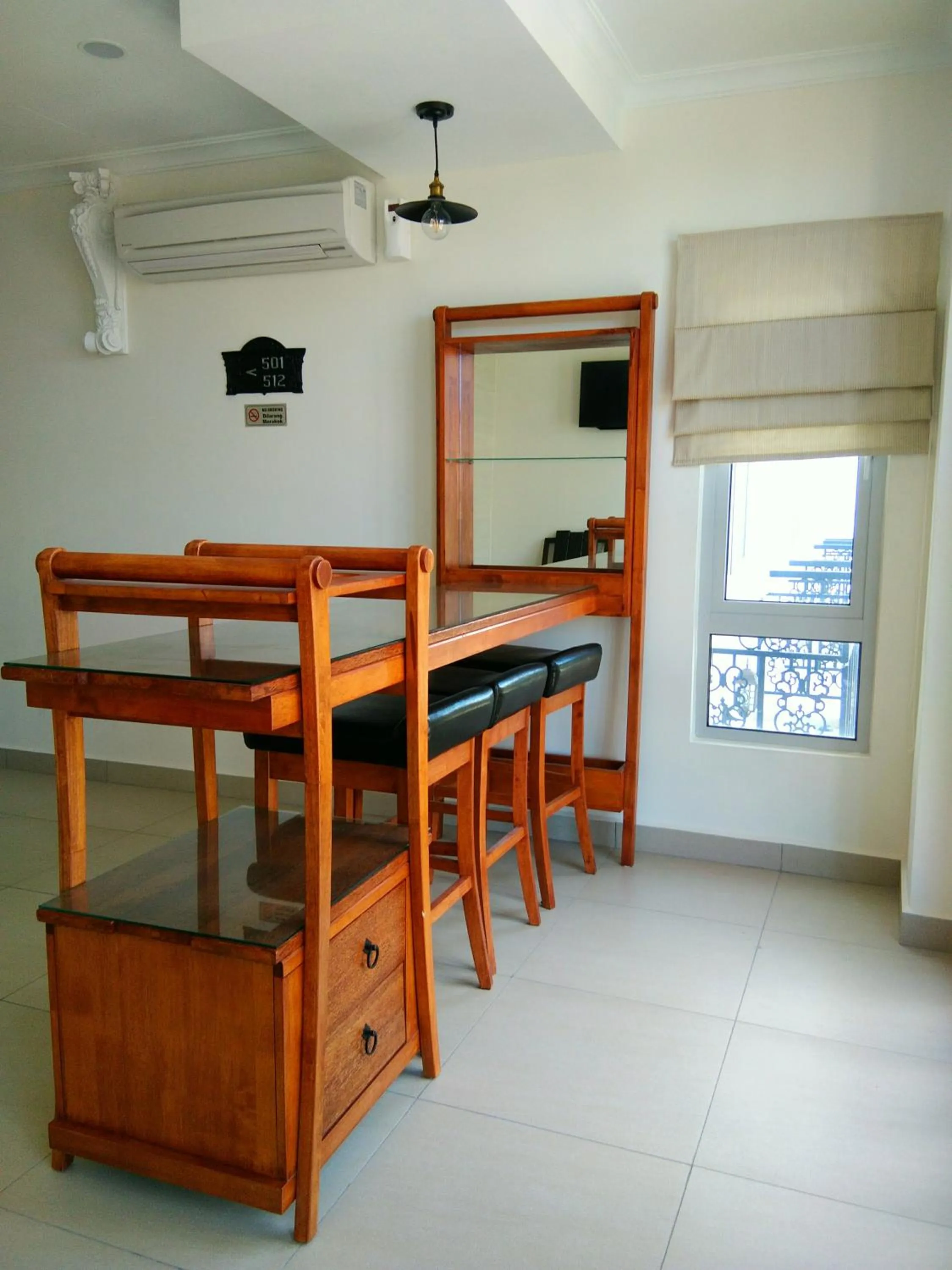 Communal lounge/ TV room in Wifi Boutique Hotel