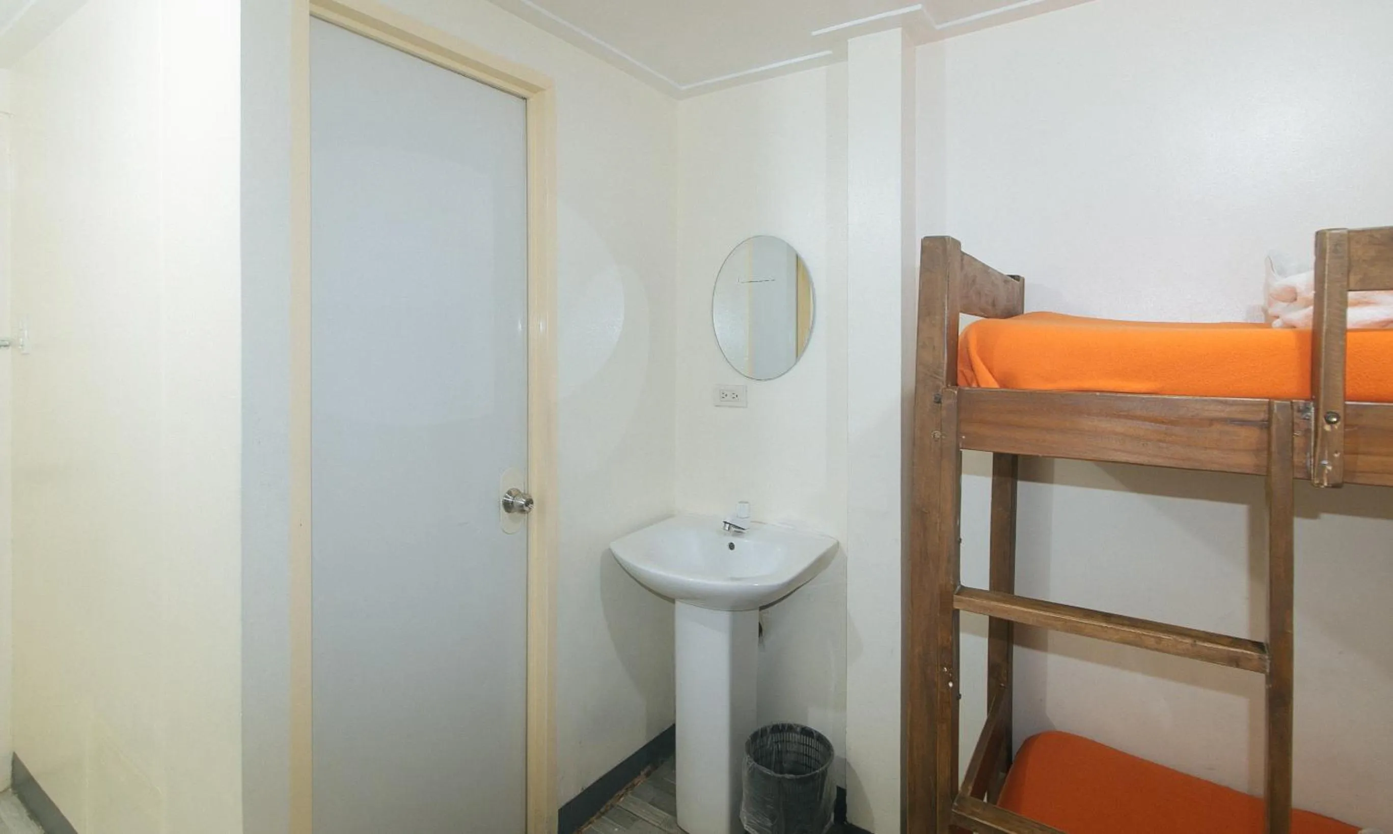 Bathroom, Bed in Metro Deluxe Residences near World Trade Center