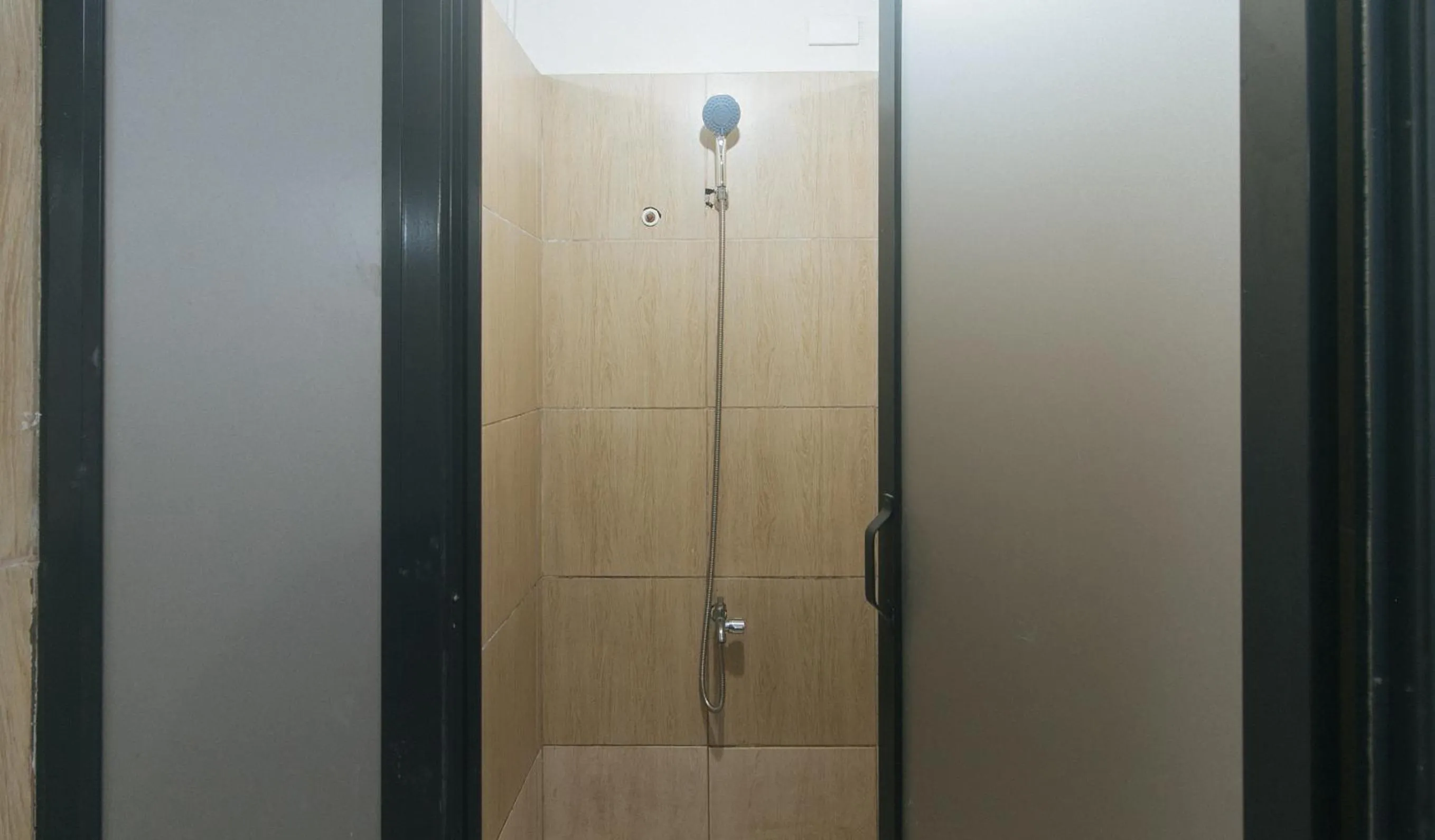 Shower in Metro Deluxe Residences near World Trade Center