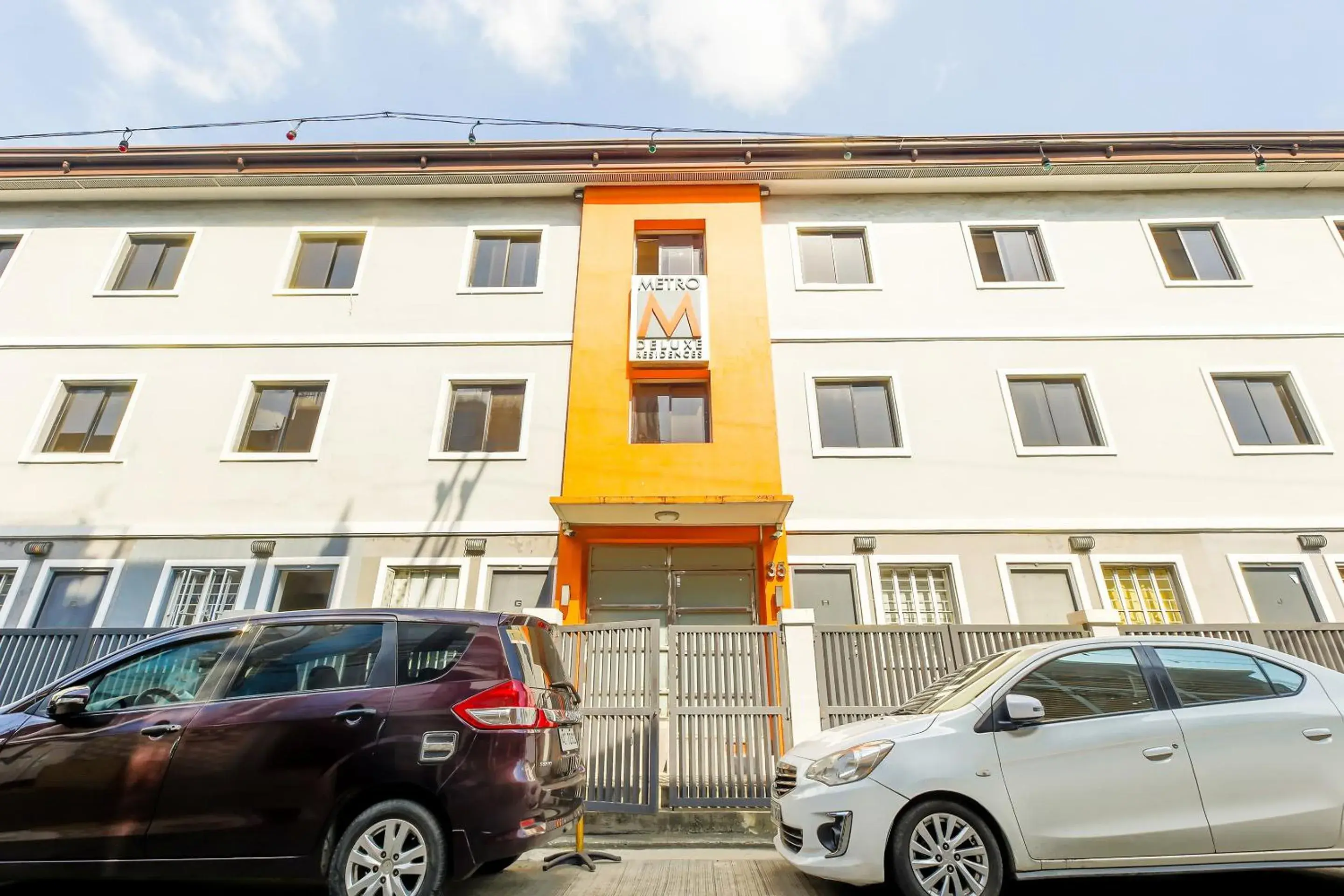 Facade/entrance in Metro Deluxe Residences near World Trade Center Facade/entrance in Metro Deluxe Residences near World Trade Center