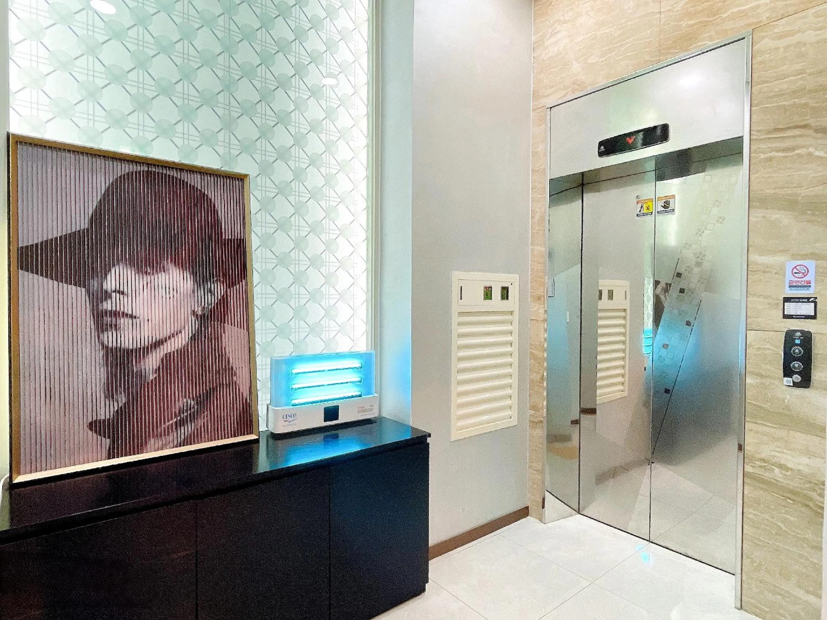 elevator in Jongno Lumia Tourist Hotel