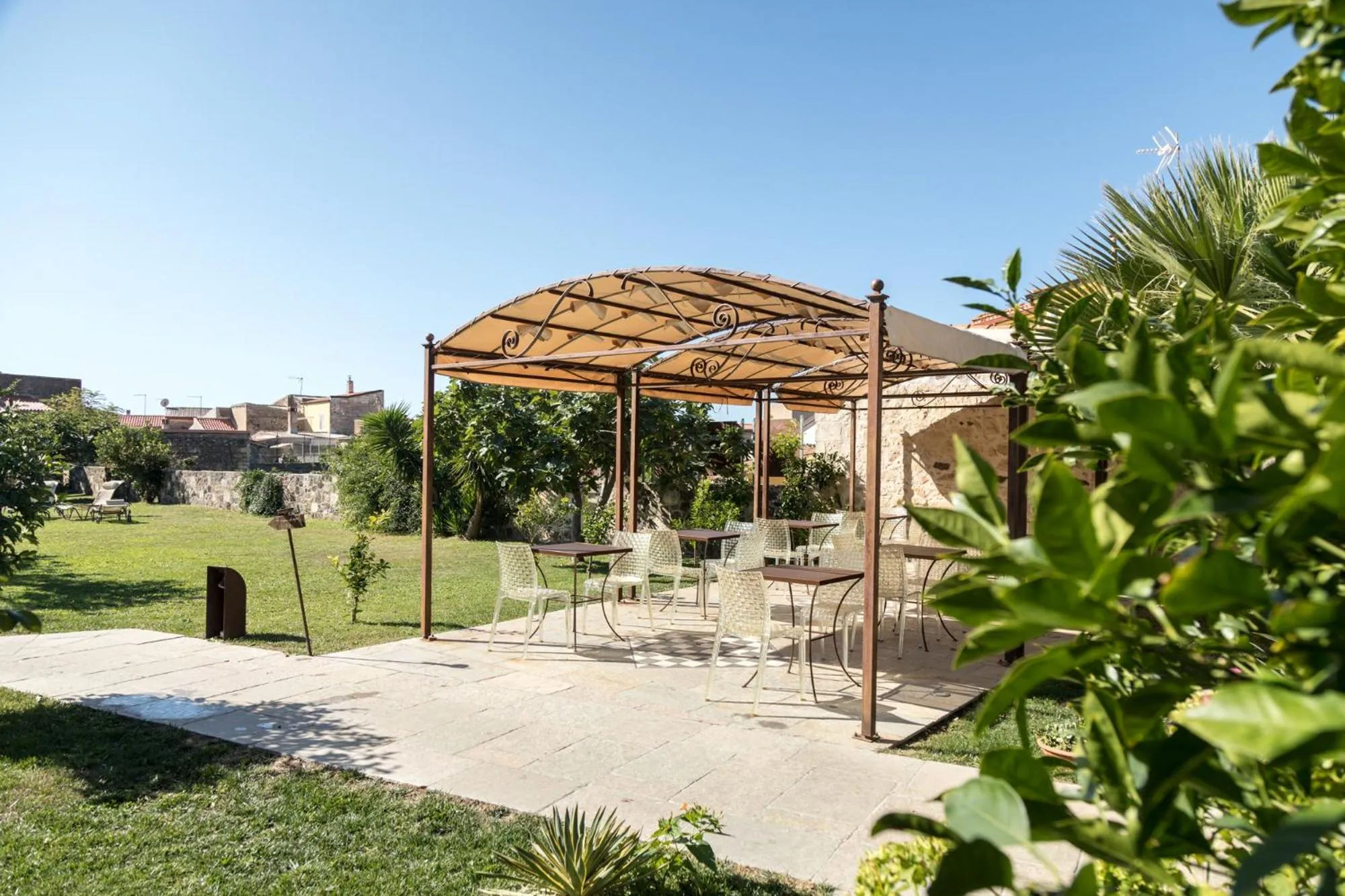 Garden in Hotel Maison Tresnuraghes