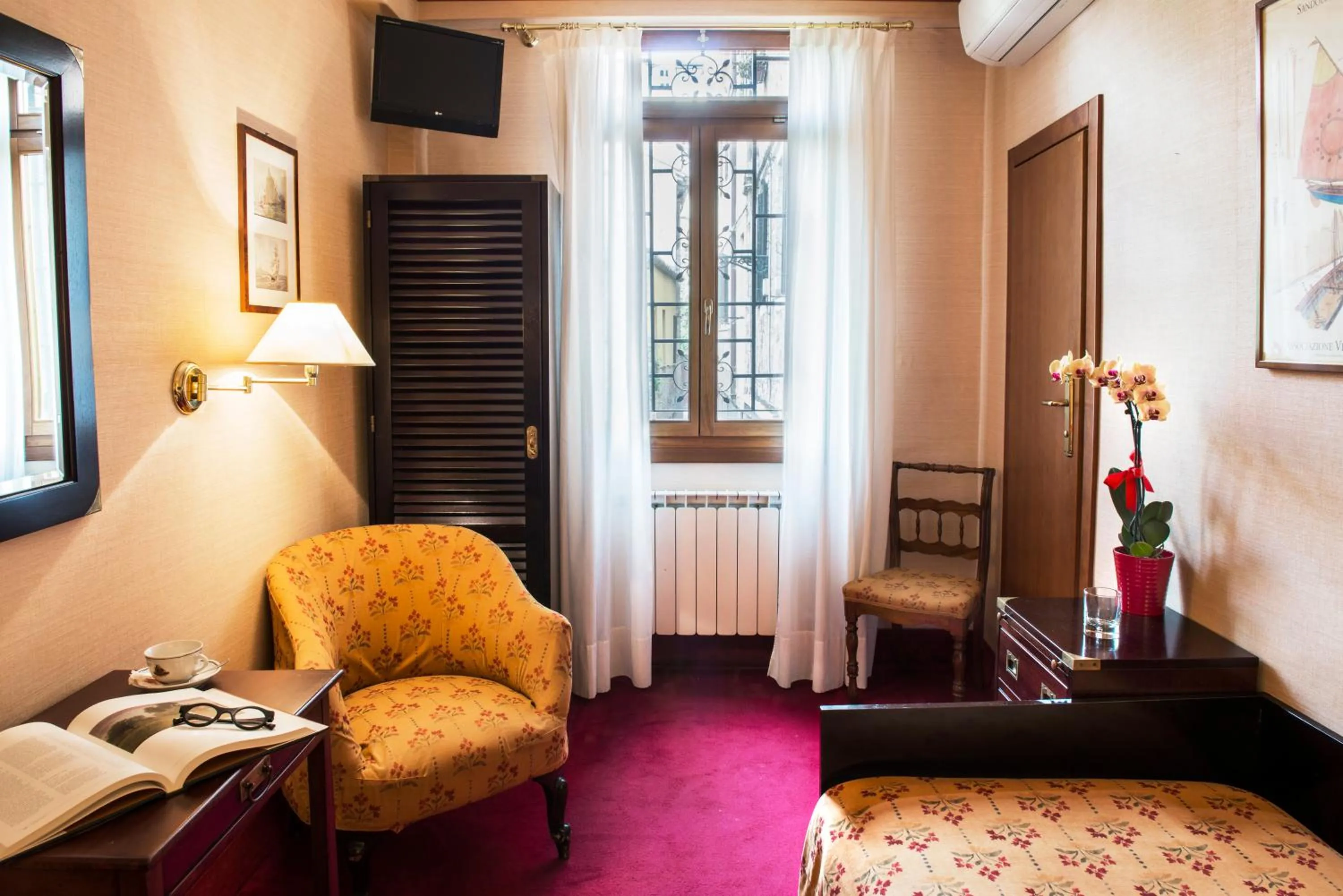 Decorative detail, Bed in Hotel Agli Alboretti