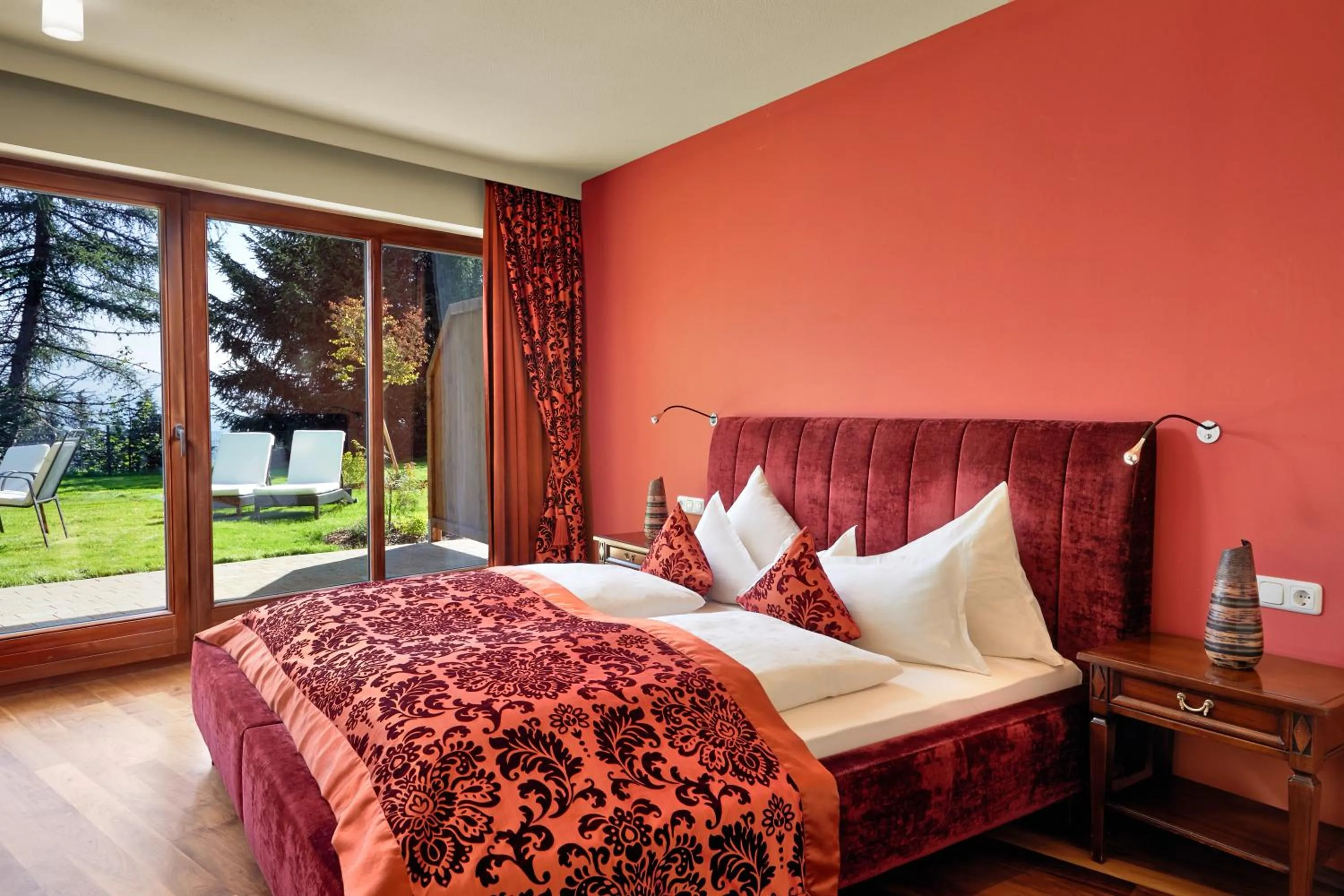 Photo of the whole room, Bed in Kaiserhof Superior