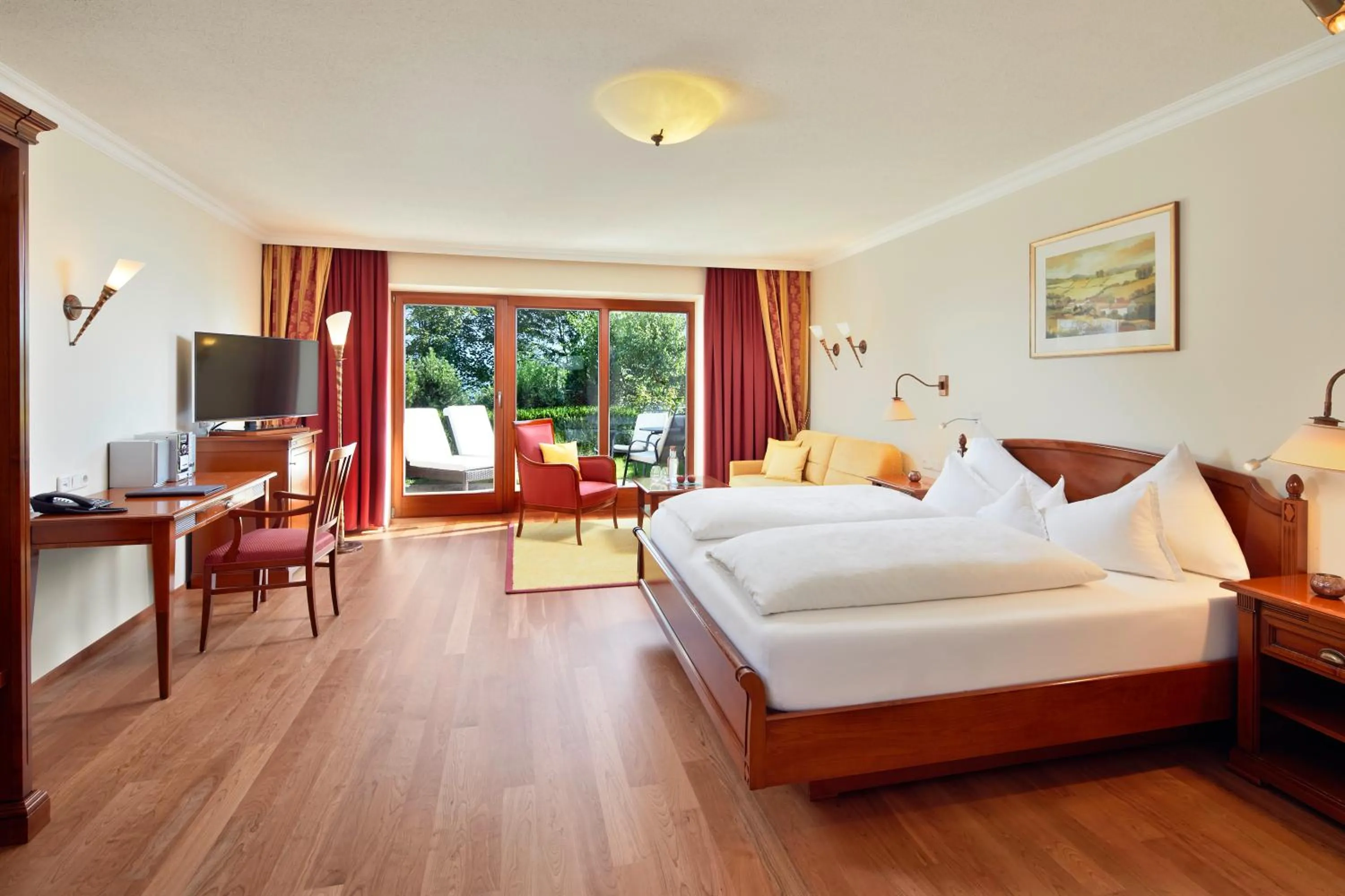 Photo of the whole room, Bed in Kaiserhof Superior