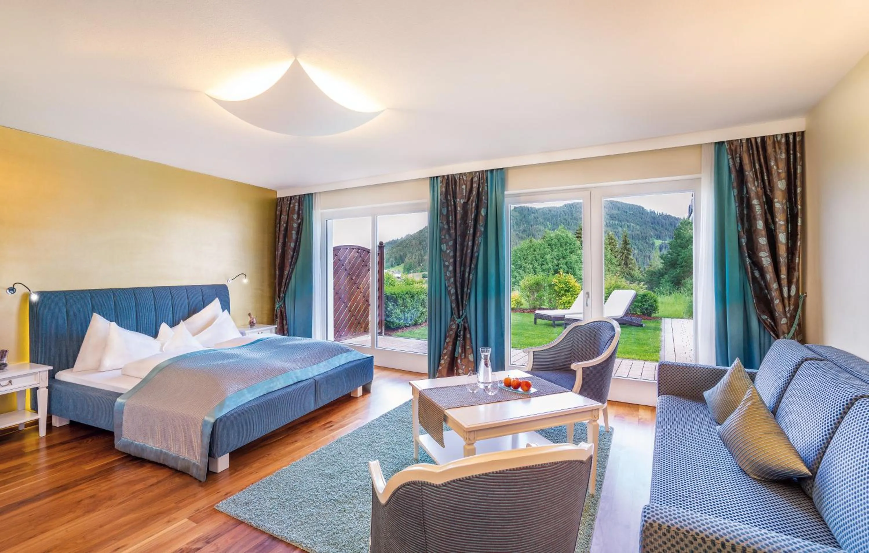 Photo of the whole room, Bed in Kaiserhof Superior