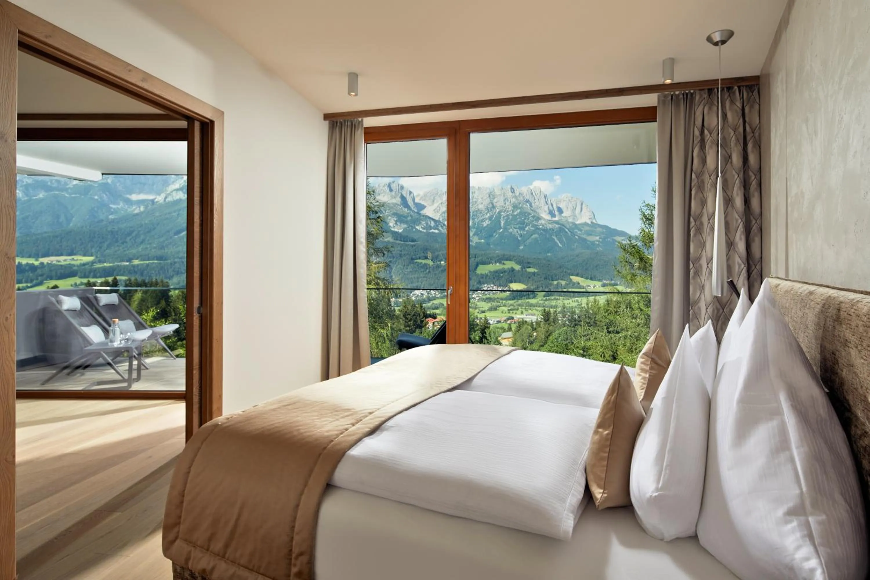 Photo of the whole room, Bed in Kaiserhof Superior