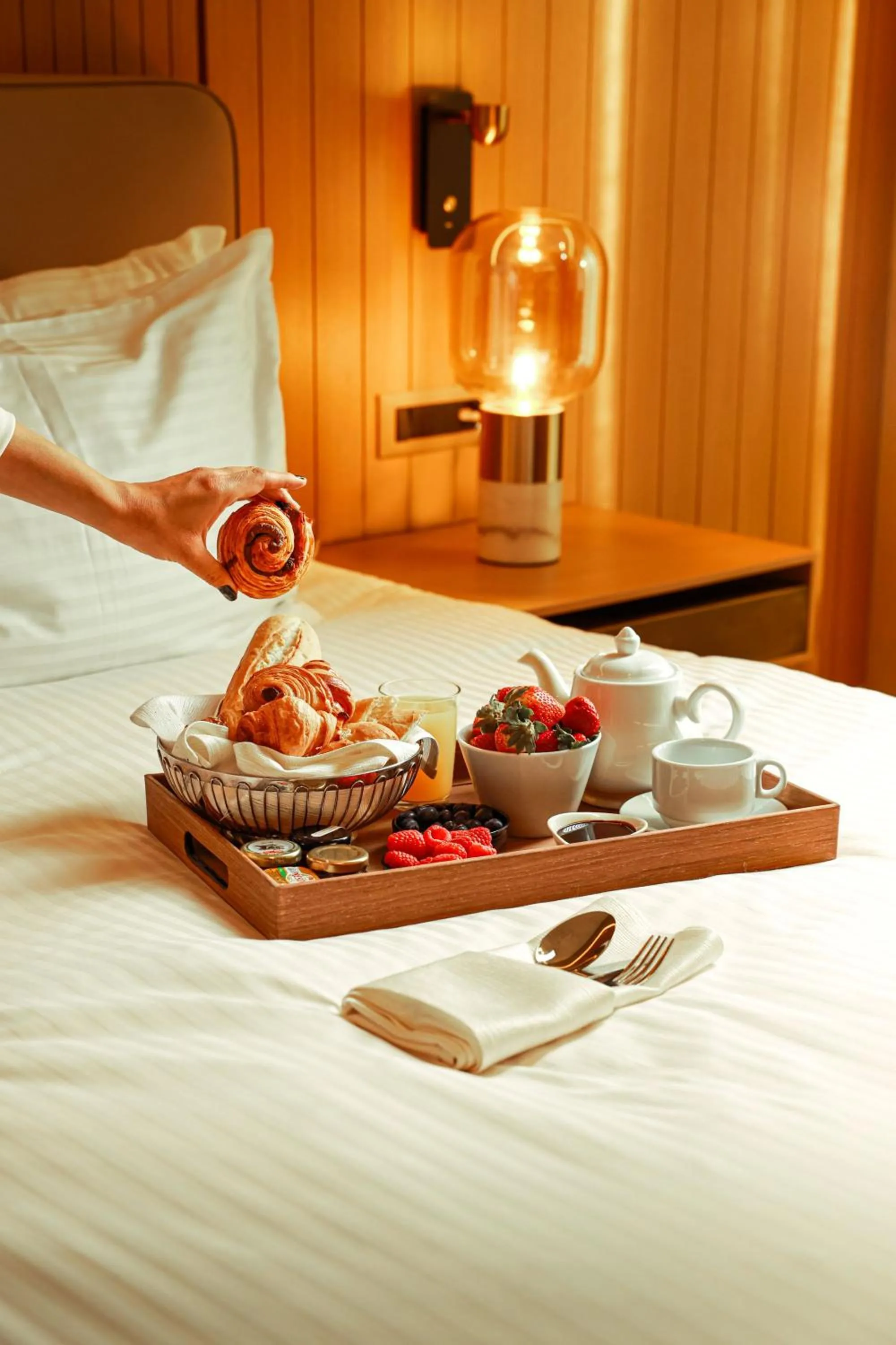 Breakfast, Bed in ParkTower Suites