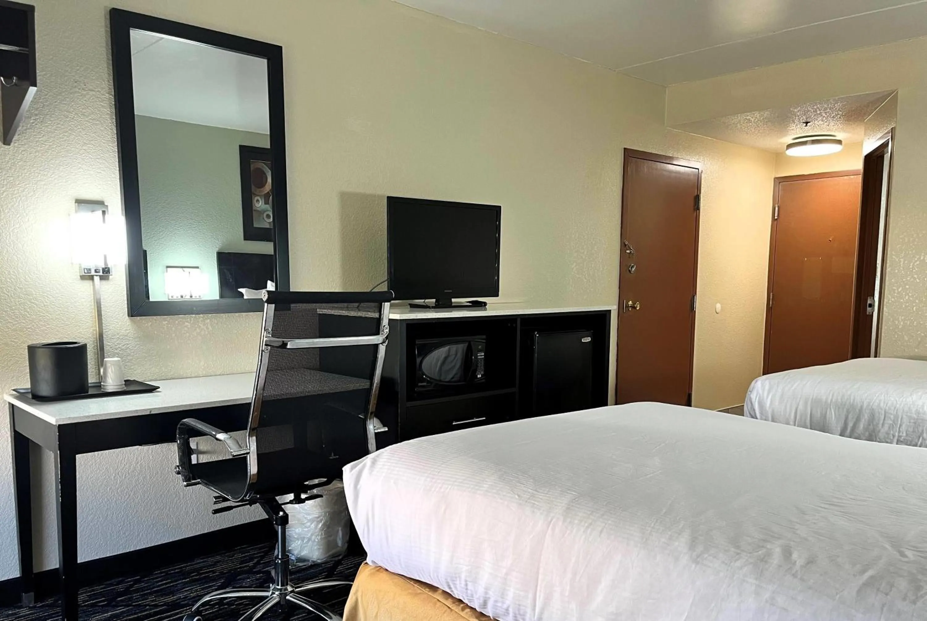 Photo of the whole room, Bed in Baymont by Wyndham Cincinnati Sharonville