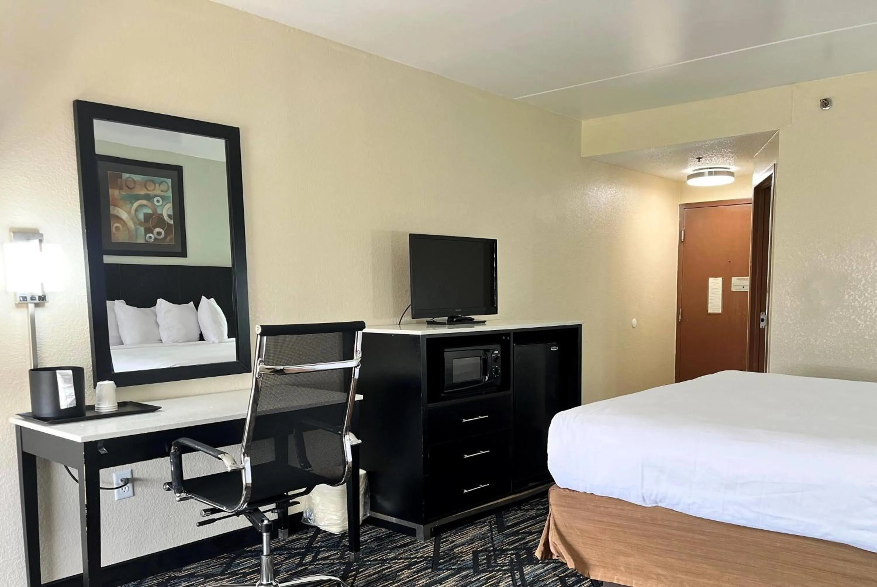 Photo of the whole room, Bed in Baymont by Wyndham Cincinnati Sharonville