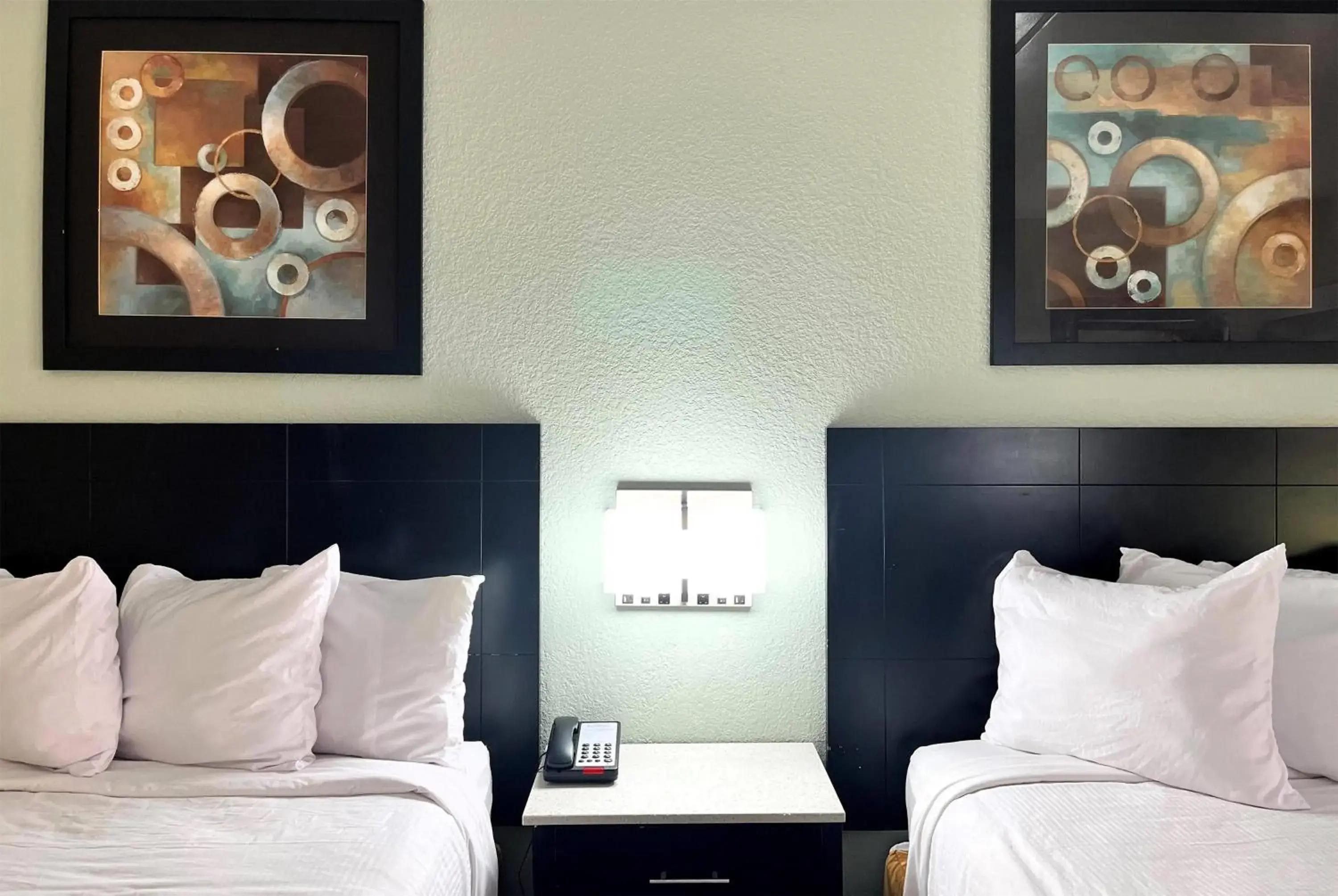 Photo of the whole room, Bed in Baymont by Wyndham Cincinnati Sharonville Photo of the whole room, Bed in Baymont by Wyndham Cincinnati Sharonville