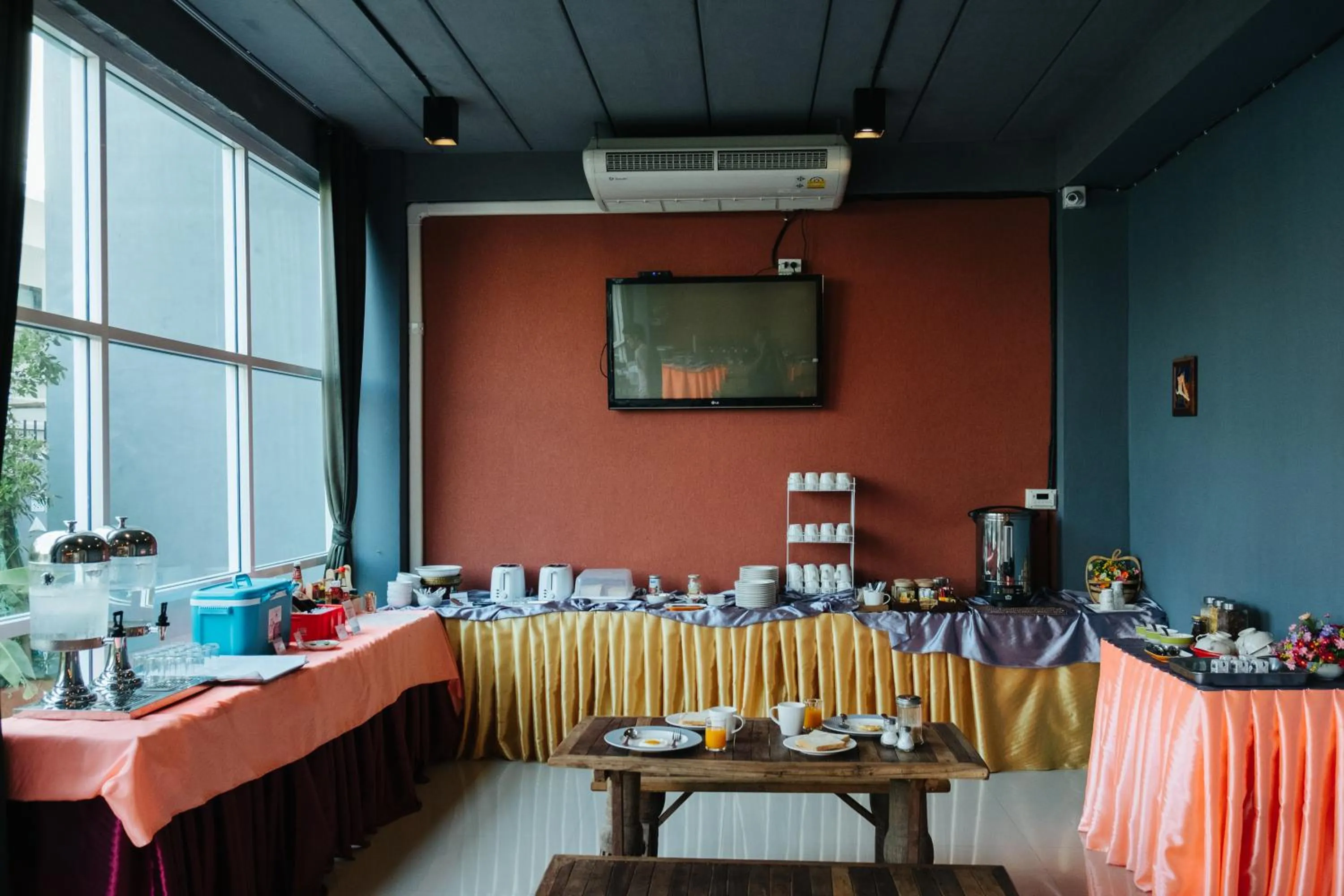 Restaurant/places to eat in Km Hotel Chiang Mai