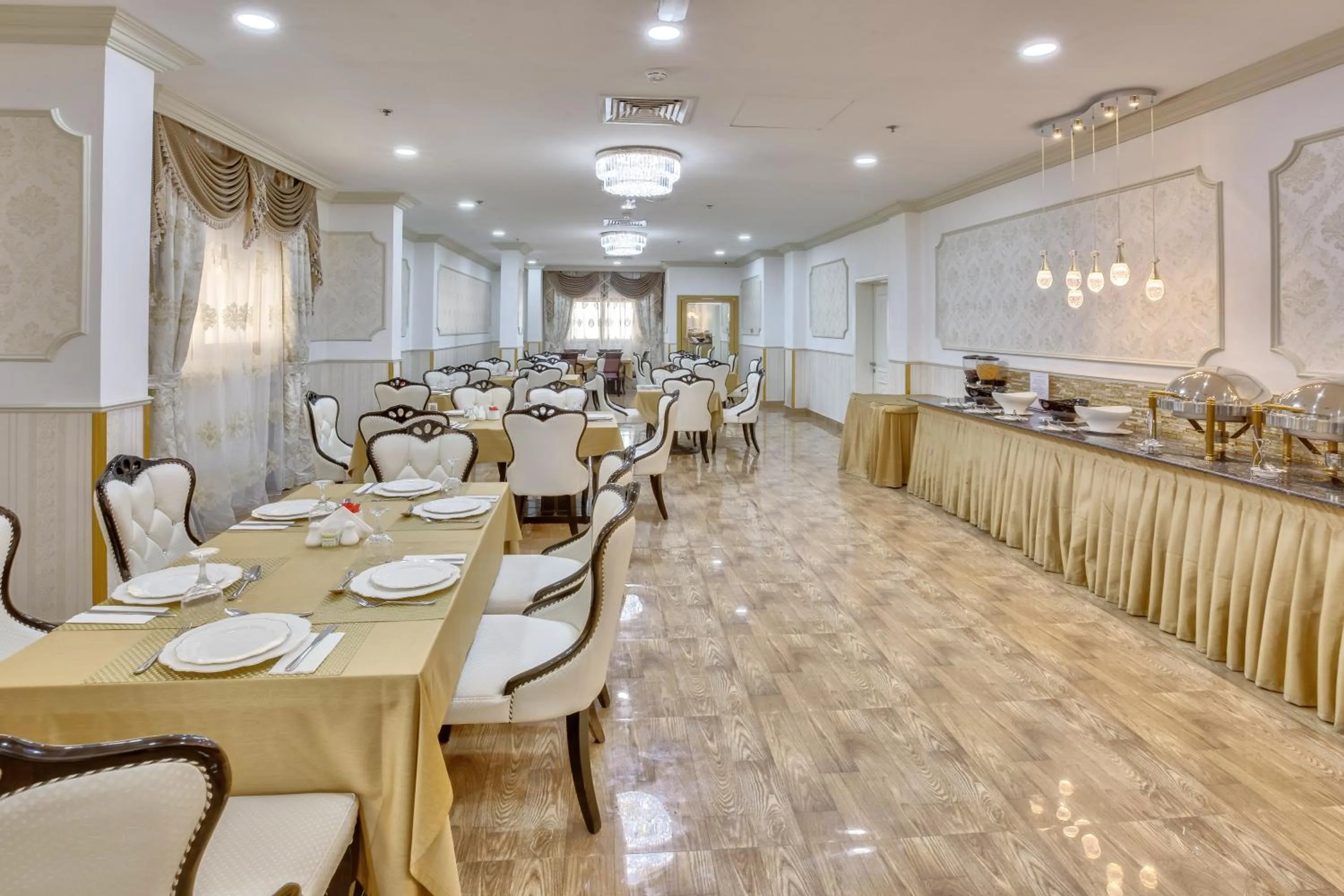 Restaurant/places to eat in Royal Hotel