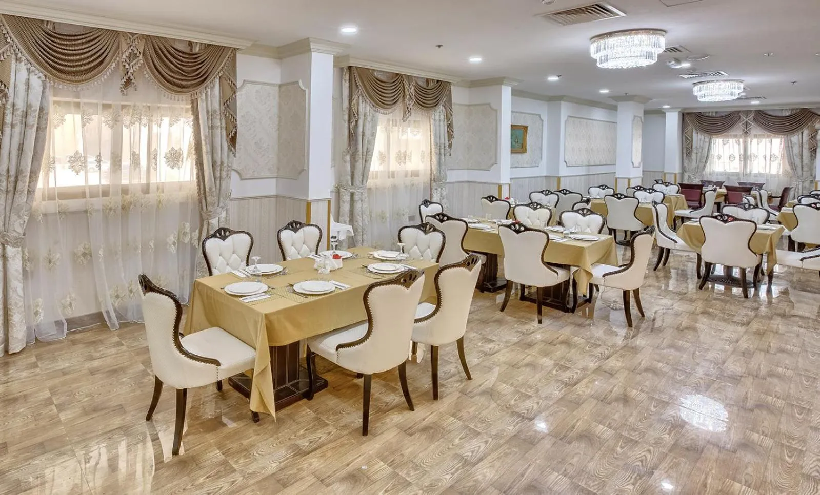 Restaurant/places to eat in Royal Hotel