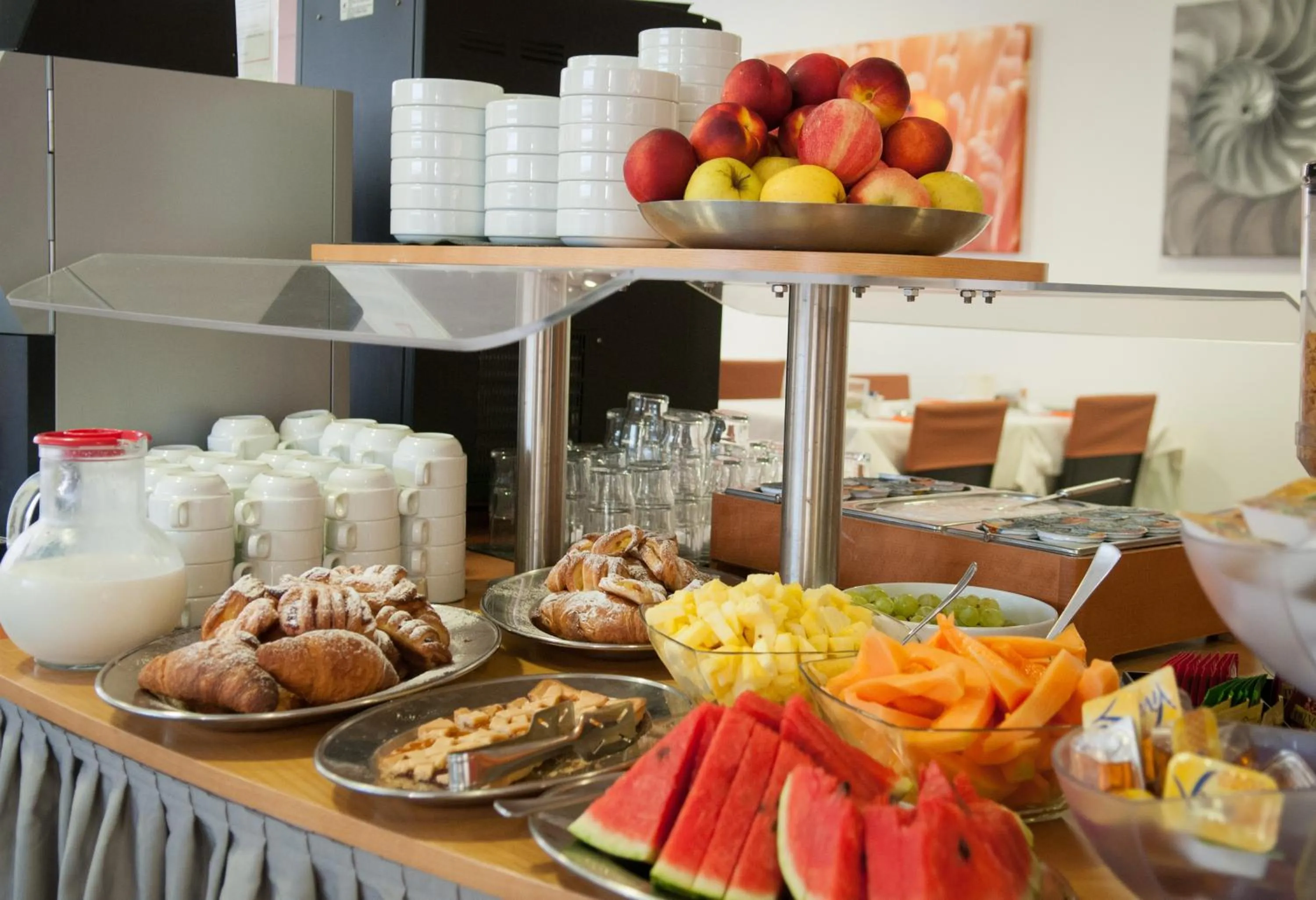 Food and drinks in Hotel Simi Lan