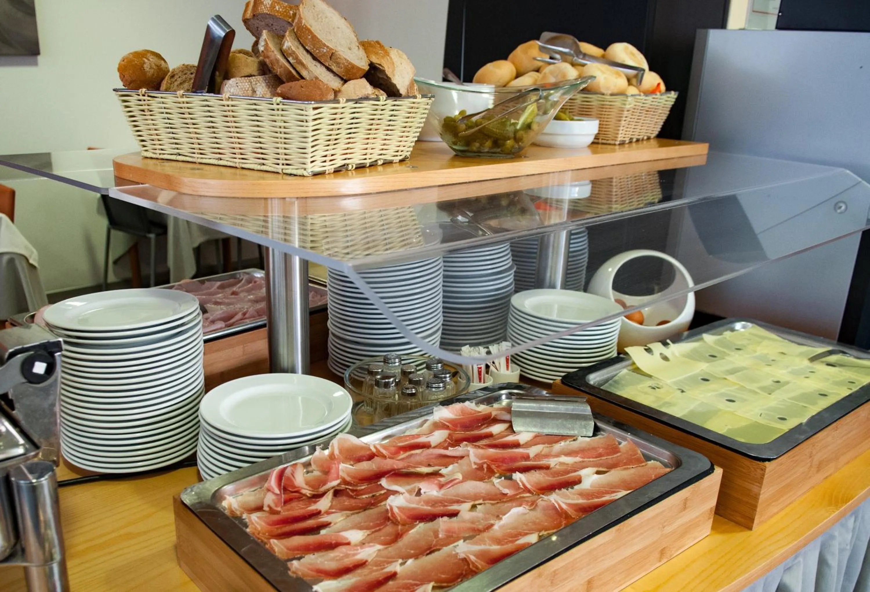 Food and drinks in Hotel Simi Lan