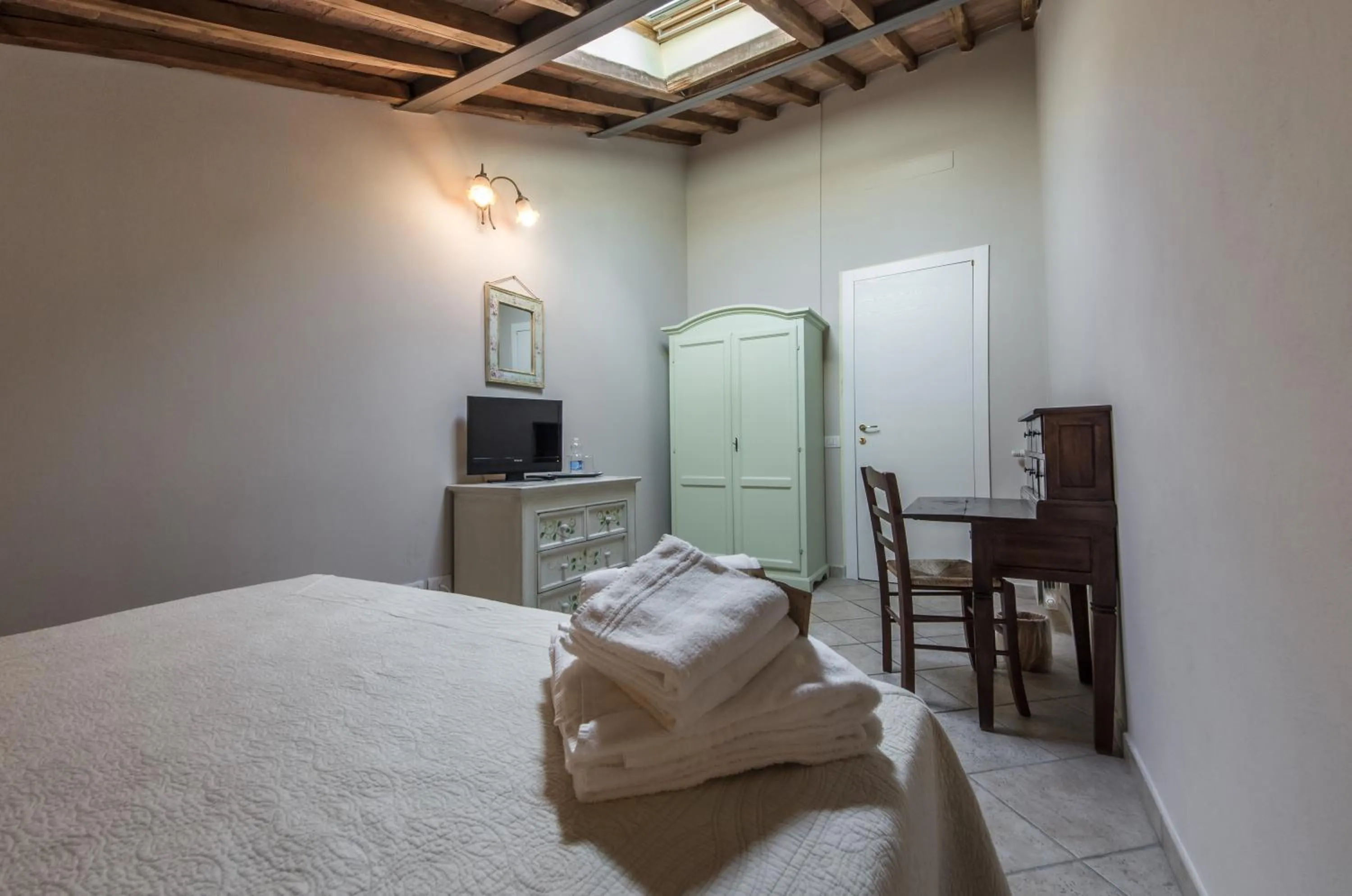 Photo of the whole room, Bed in I Terzi Di Siena - Rooms Only