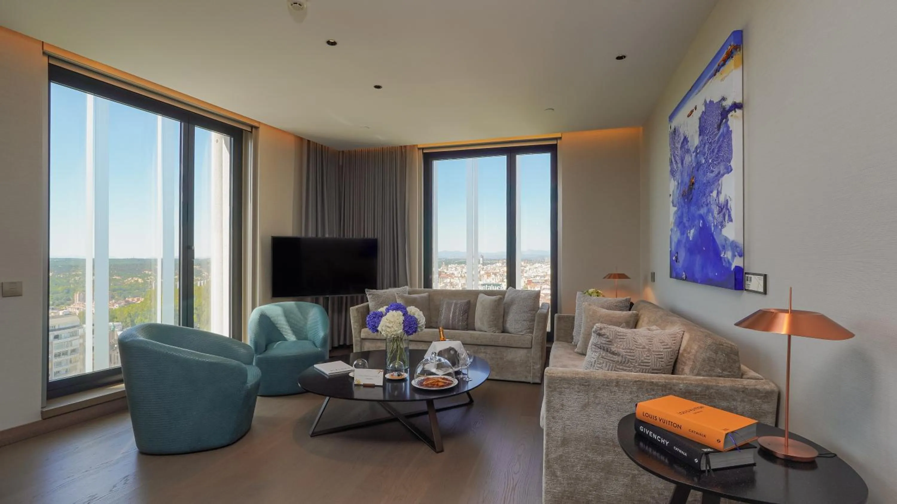 Photo of the whole room in VP Plaza España Design