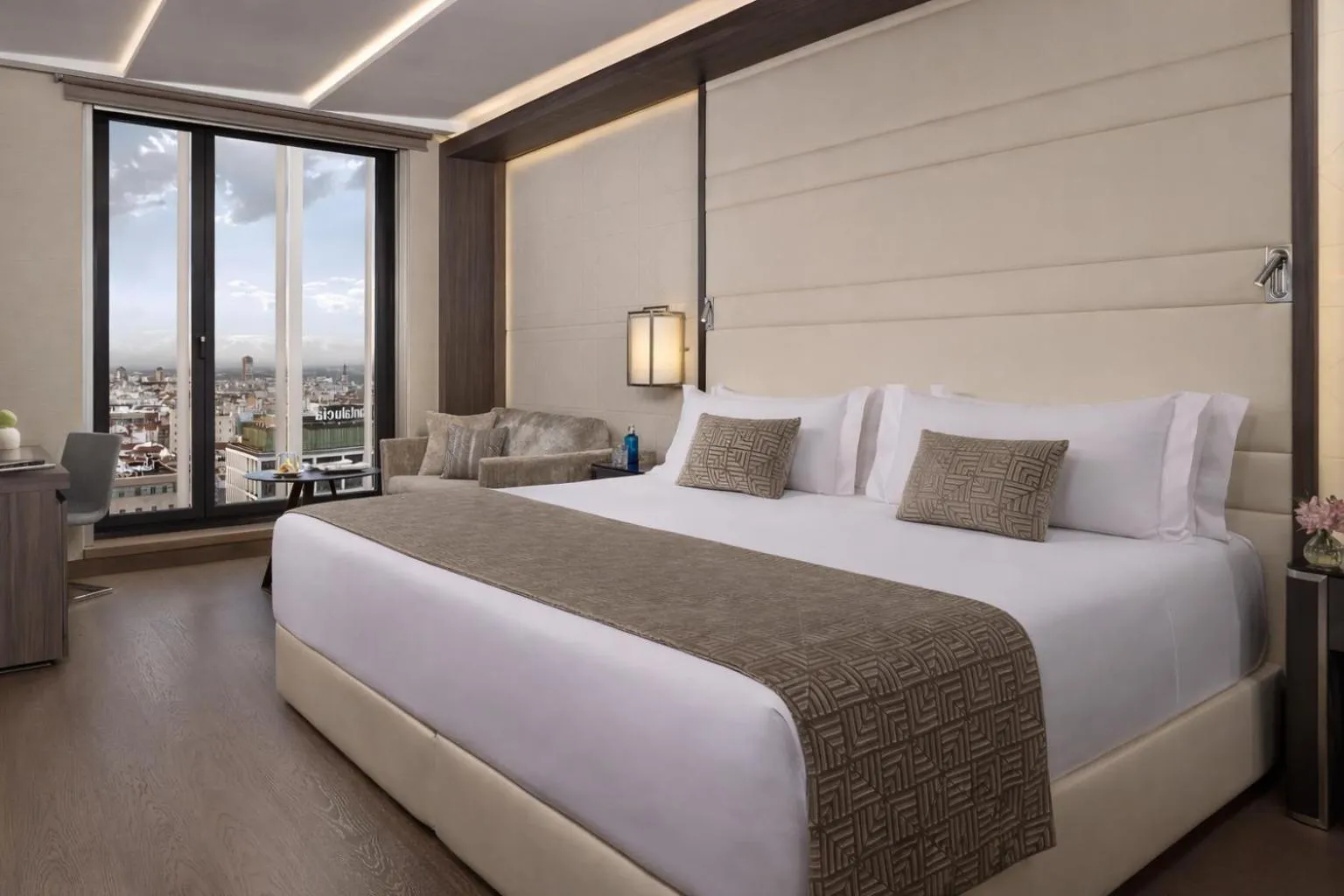 Photo of the whole room, Bed in VP Plaza España Design