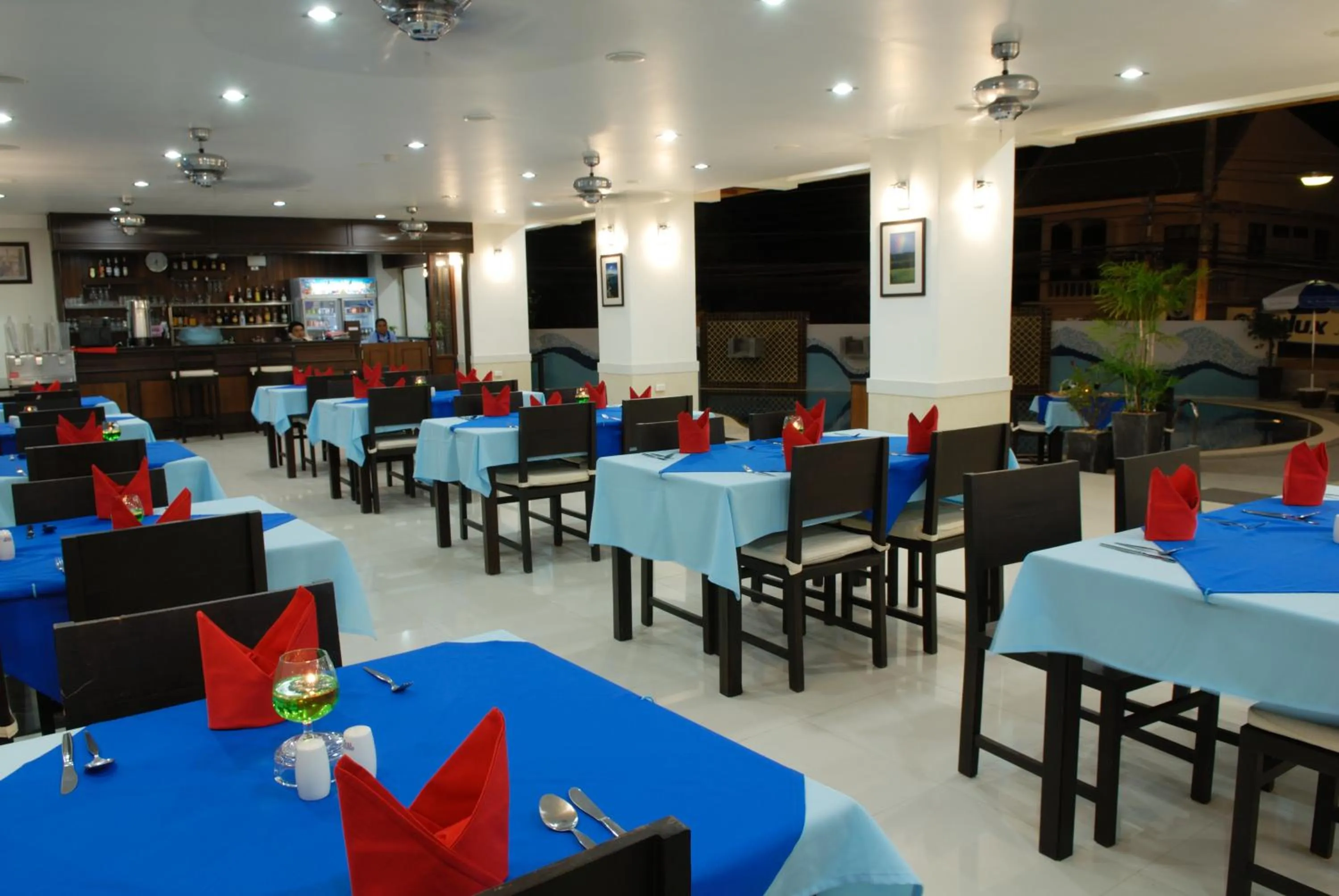Restaurant/places to eat in First Residence Hotel