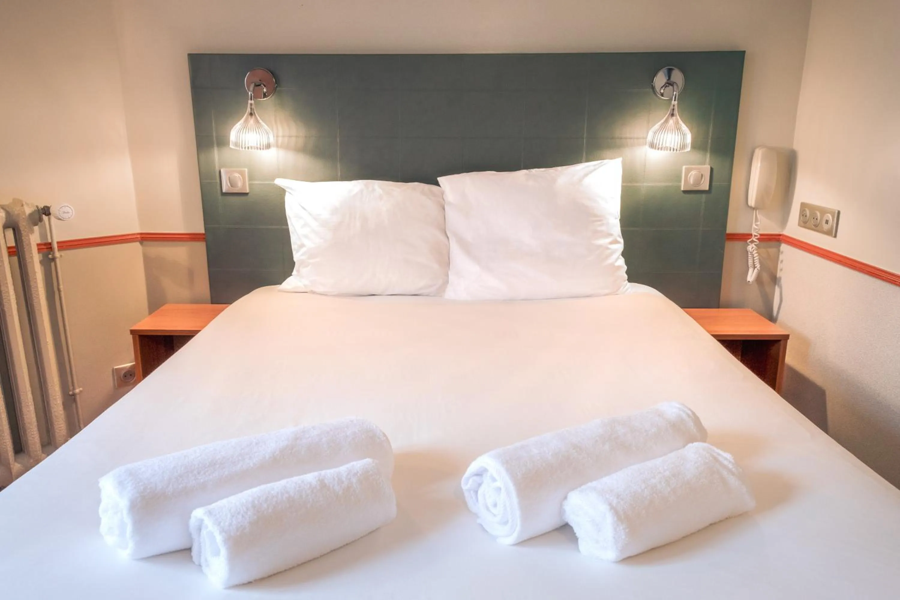 Bed in Hôtel Marignan