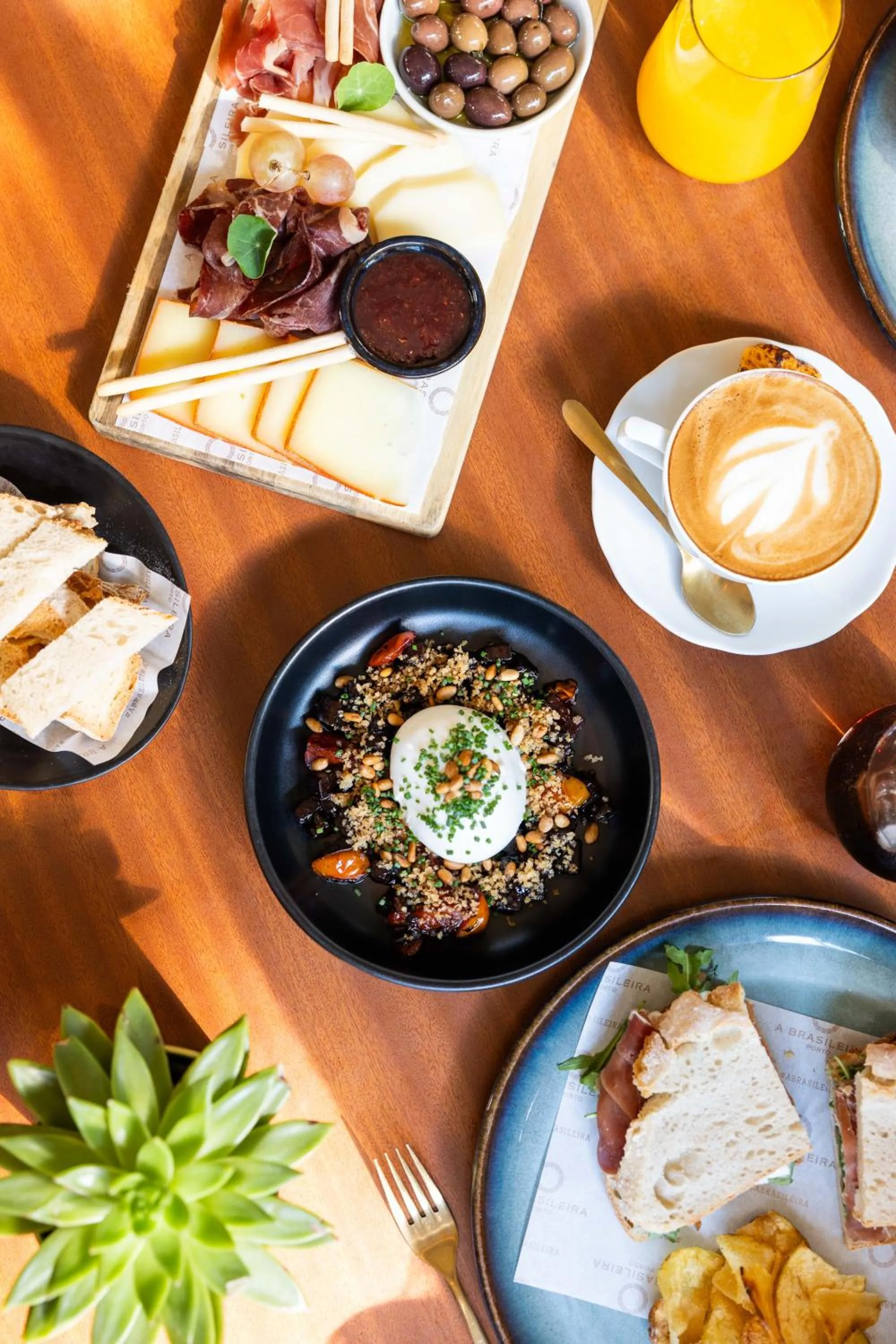 Restaurant/places to eat in Pestana Porto - A Brasileira, City Center & Heritage Building