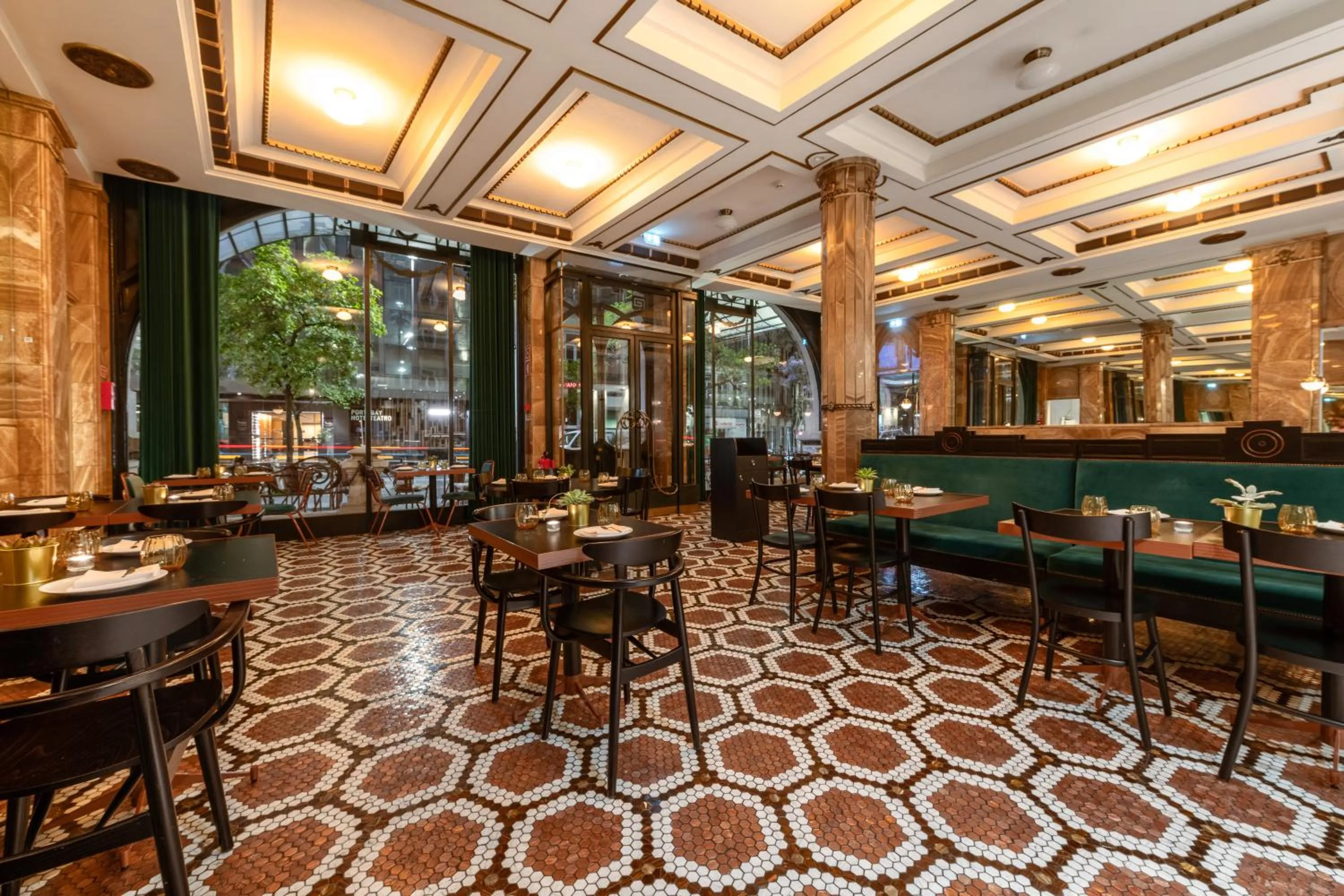 Restaurant/places to eat in Pestana Porto - A Brasileira, City Center & Heritage Building