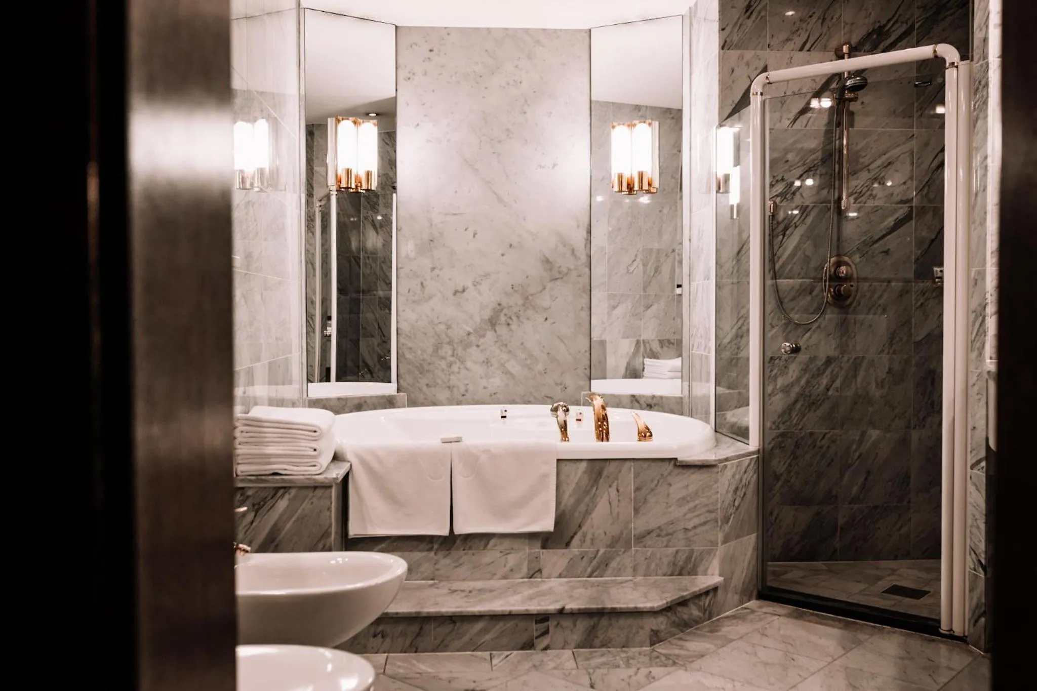 Bath in Rahat Palace Hotel