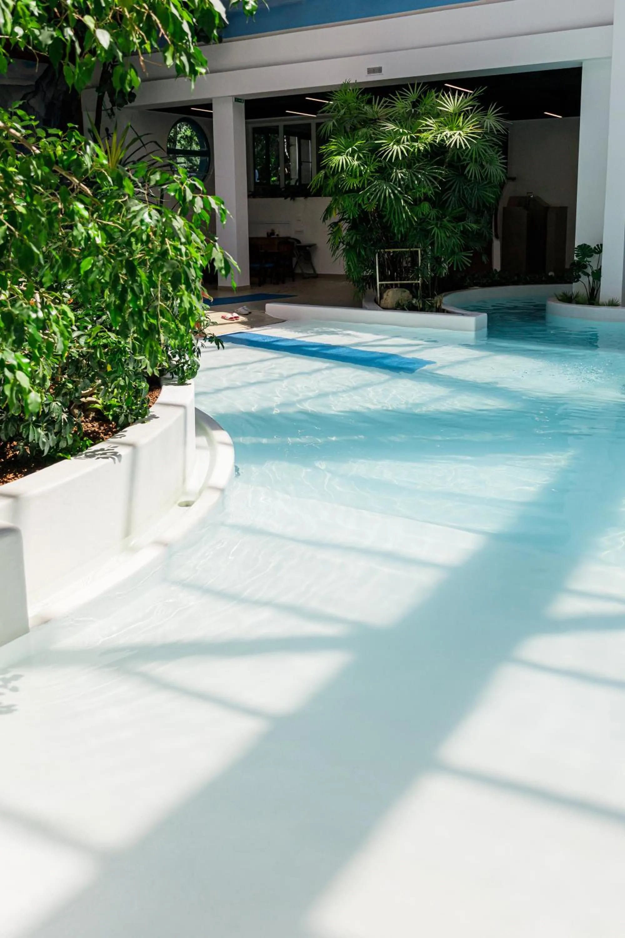 Swimming pool in Rahat Palace Hotel