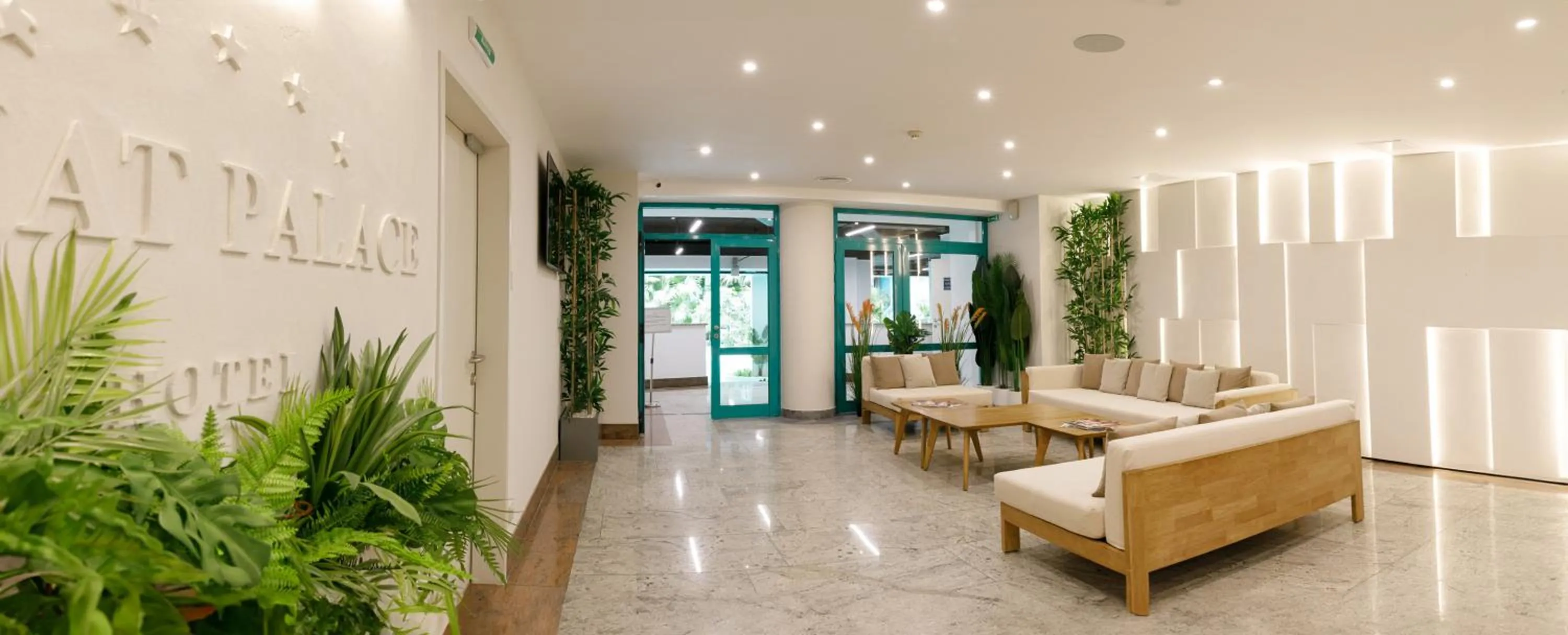 Swimming pool in Rahat Palace Hotel