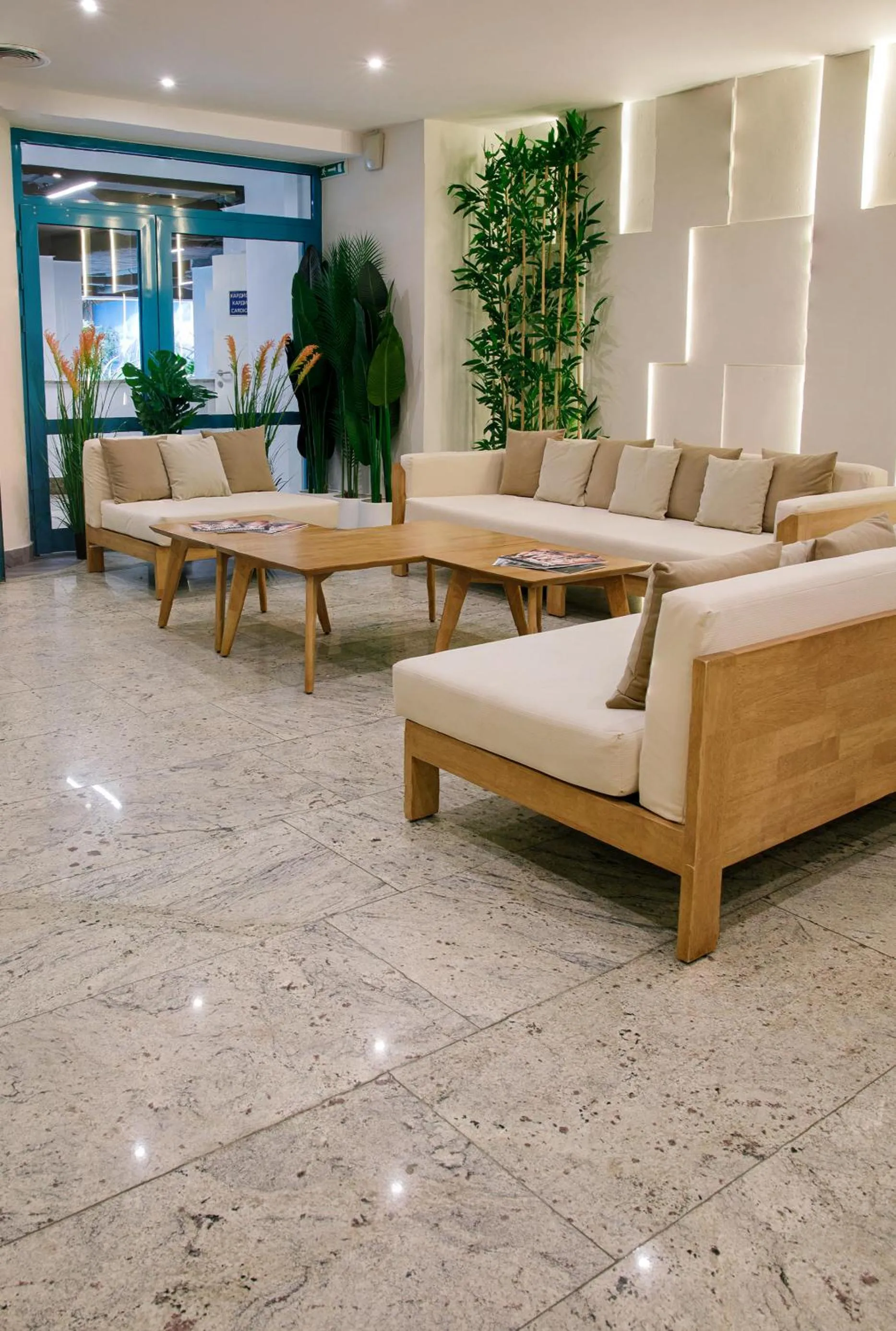 Swimming pool in Rahat Palace Hotel