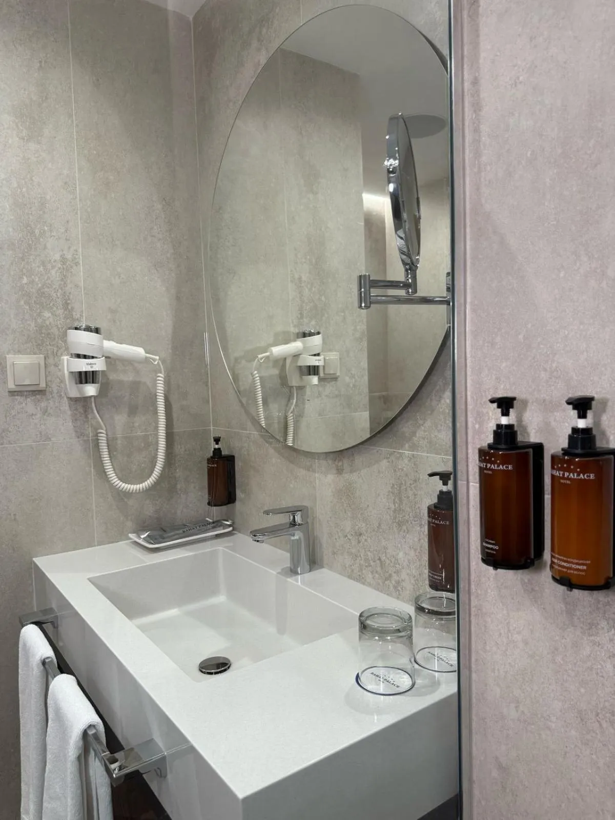 Shower in Rahat Palace Hotel