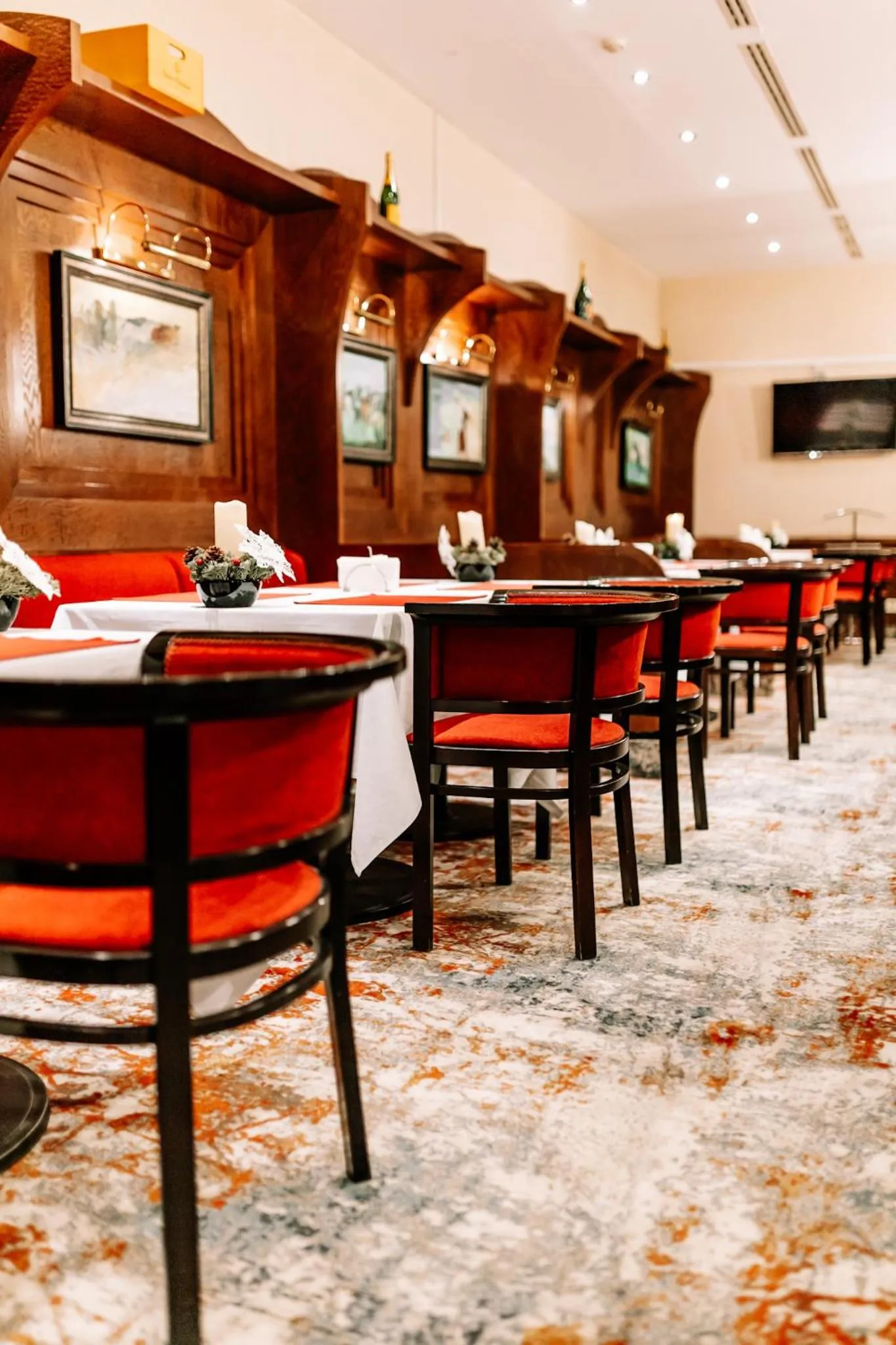 Restaurant/places to eat in Rahat Palace Hotel