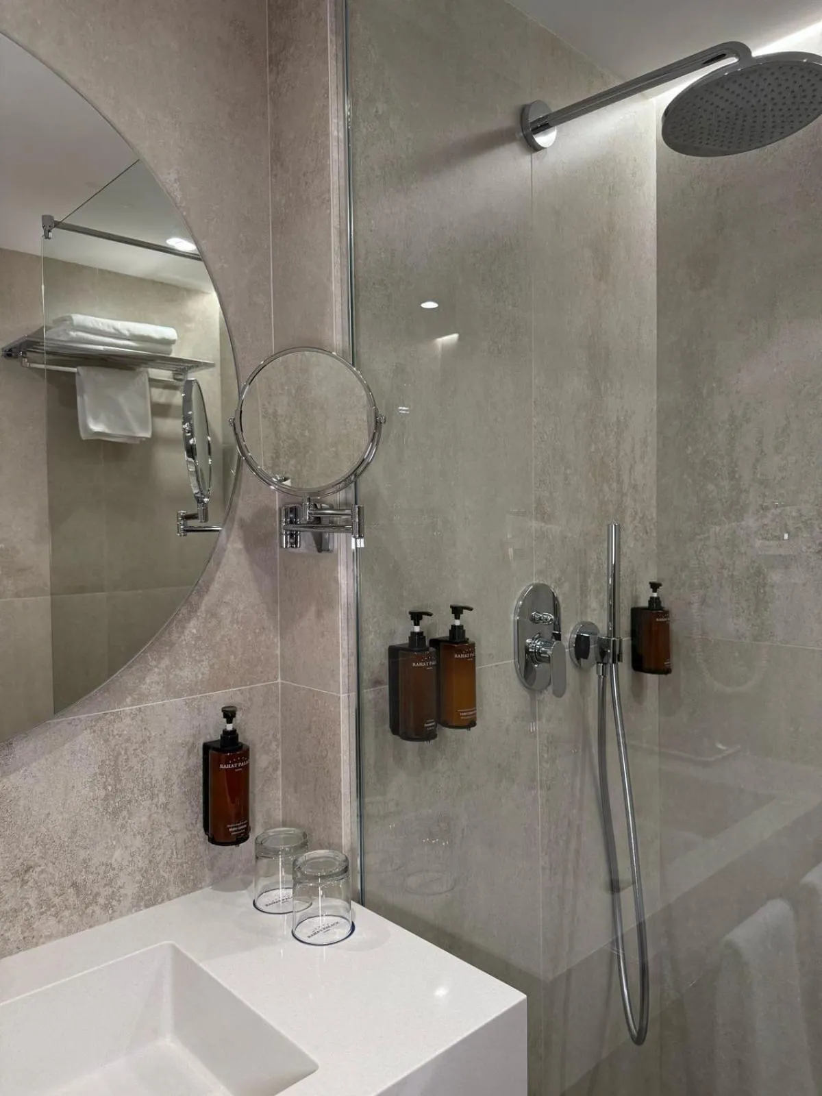Shower in Rahat Palace Hotel