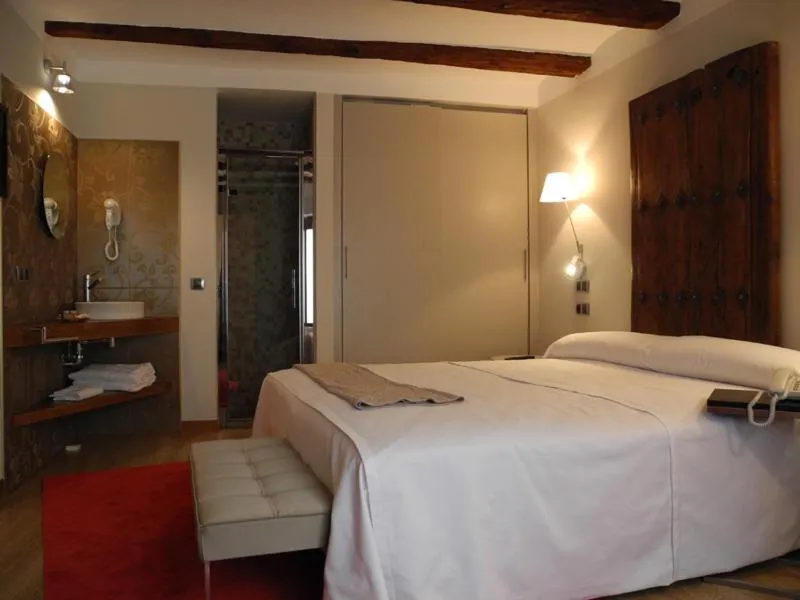 Photo of the whole room, Bed in Hospederia Chapitel